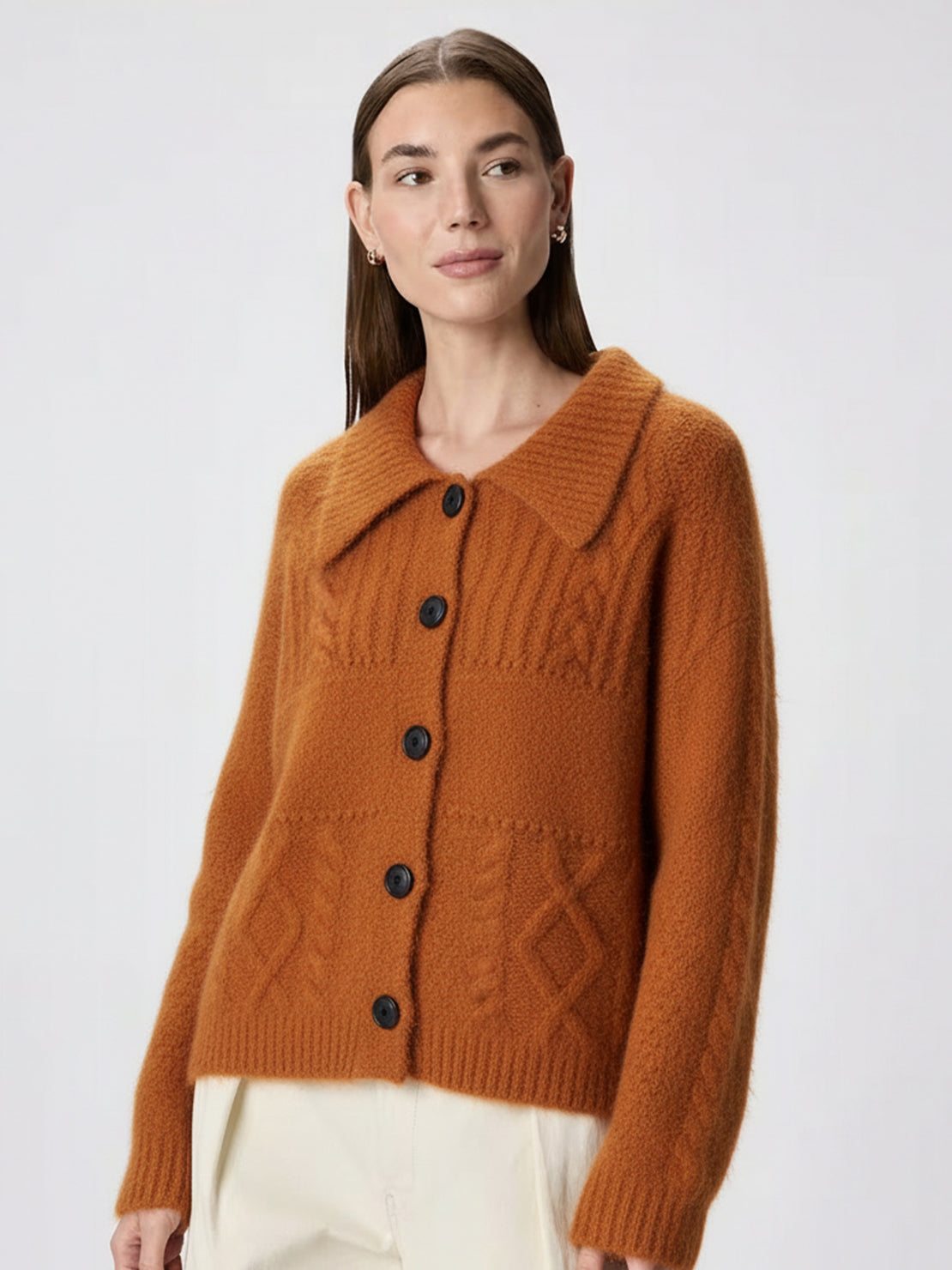 Sweter z wełny z guzikiem z przodu