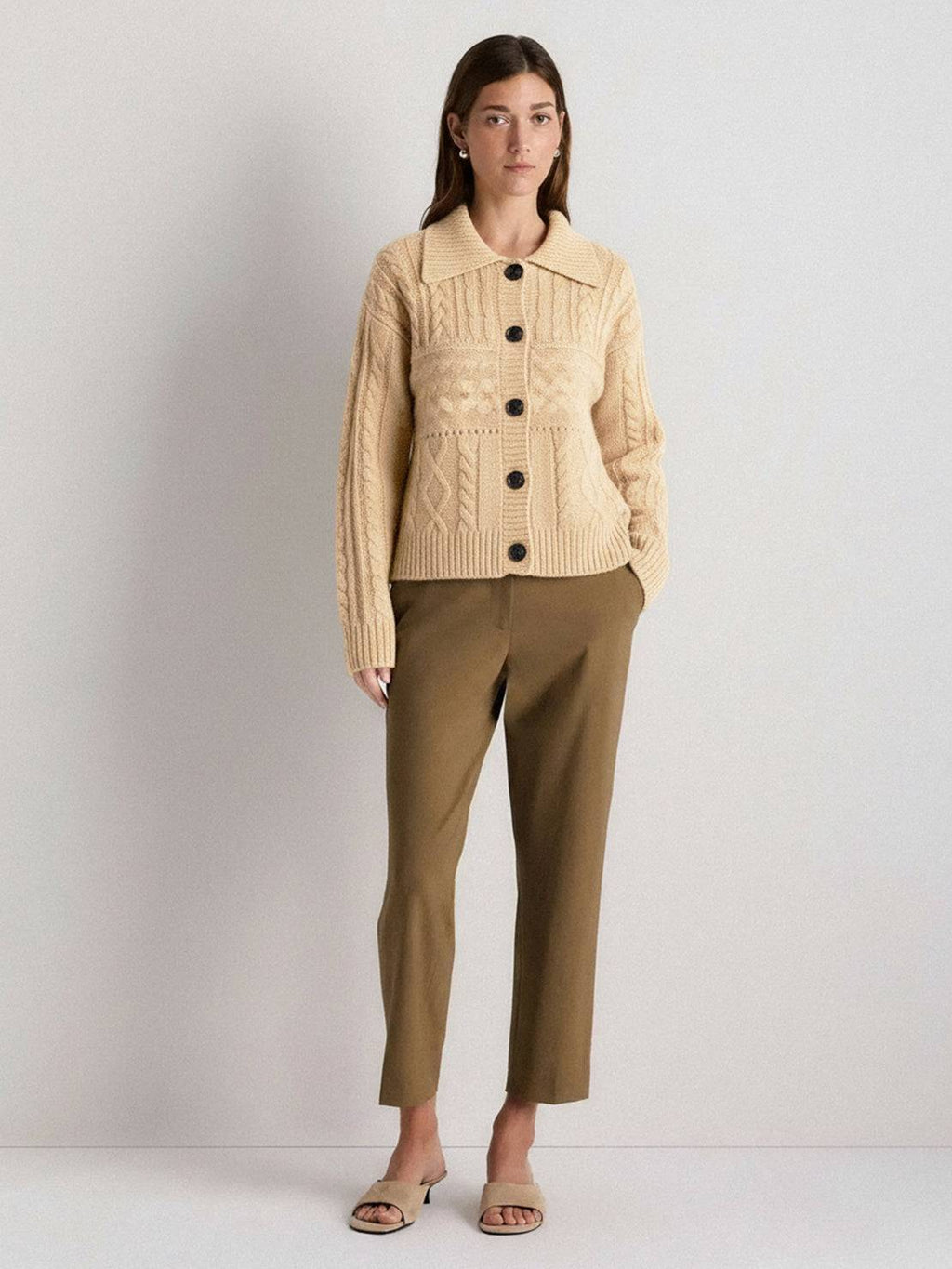 Sweter z wełny z guzikiem z przodu