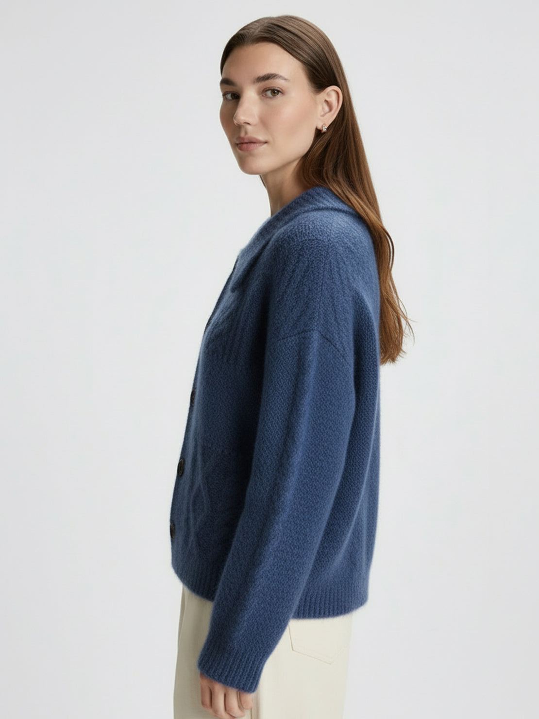 Sweter z wełny z guzikiem z przodu