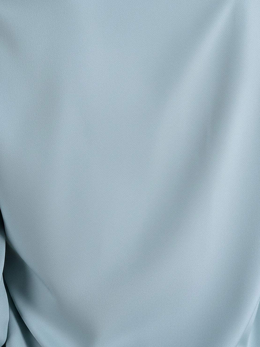 Spódnica plisowana z dekoltem w kształcie litery V i długim rękawem