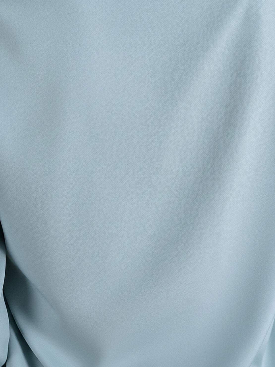 Spódnica plisowana z dekoltem w kształcie litery V i długim rękawem