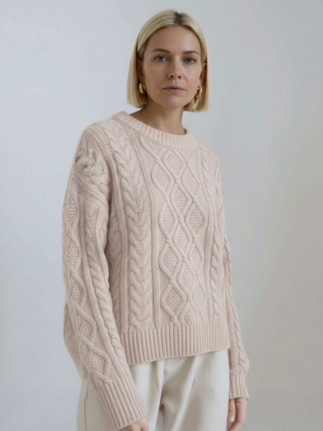 Sweter z dużym splotem na okrągłym dekolcie