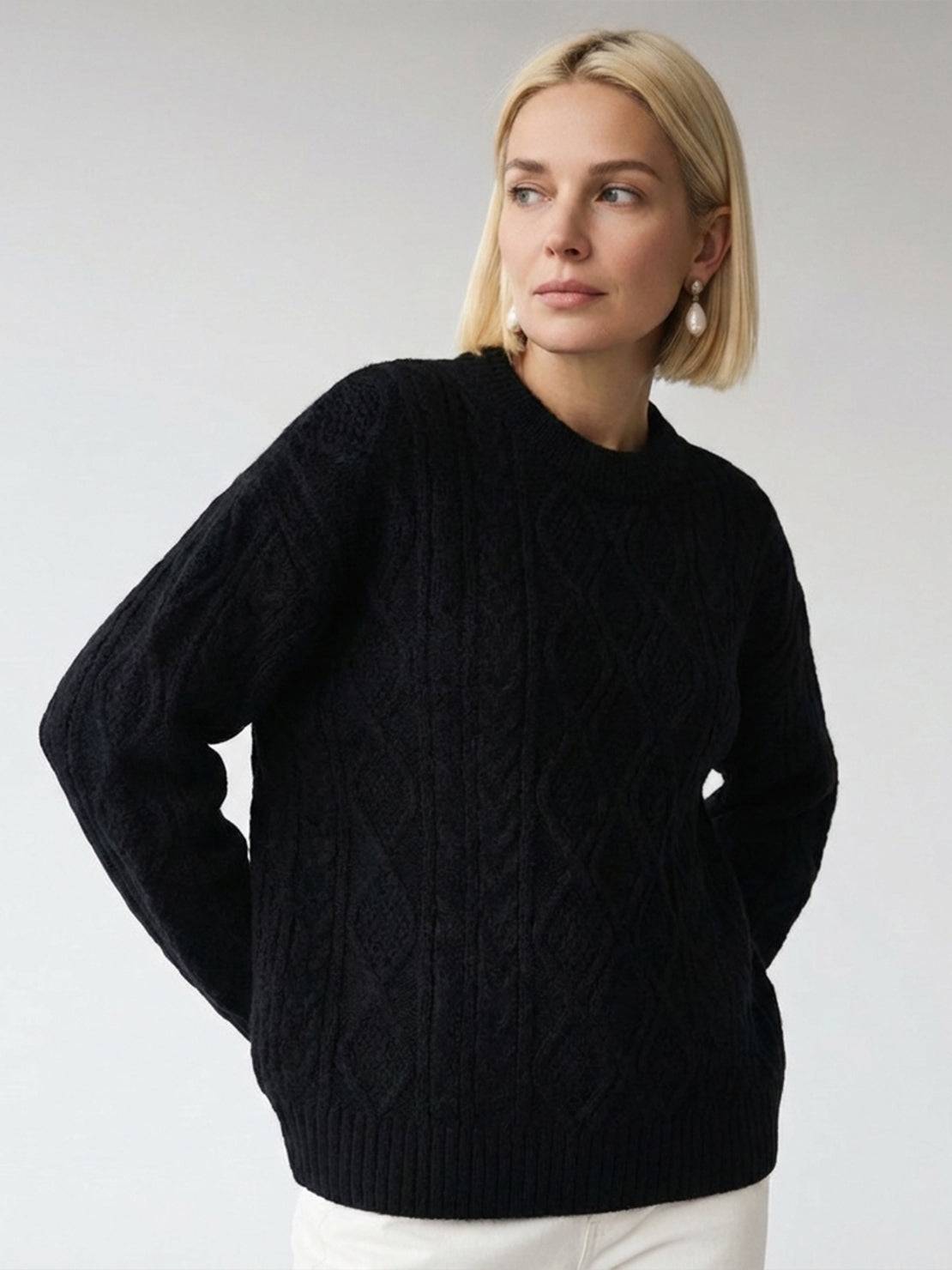 Sweter z dużym splotem na okrągłym dekolcie
