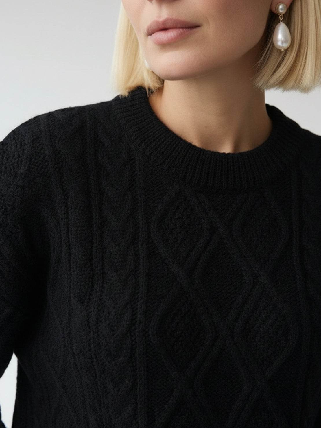 Sweter z dużym splotem na okrągłym dekolcie