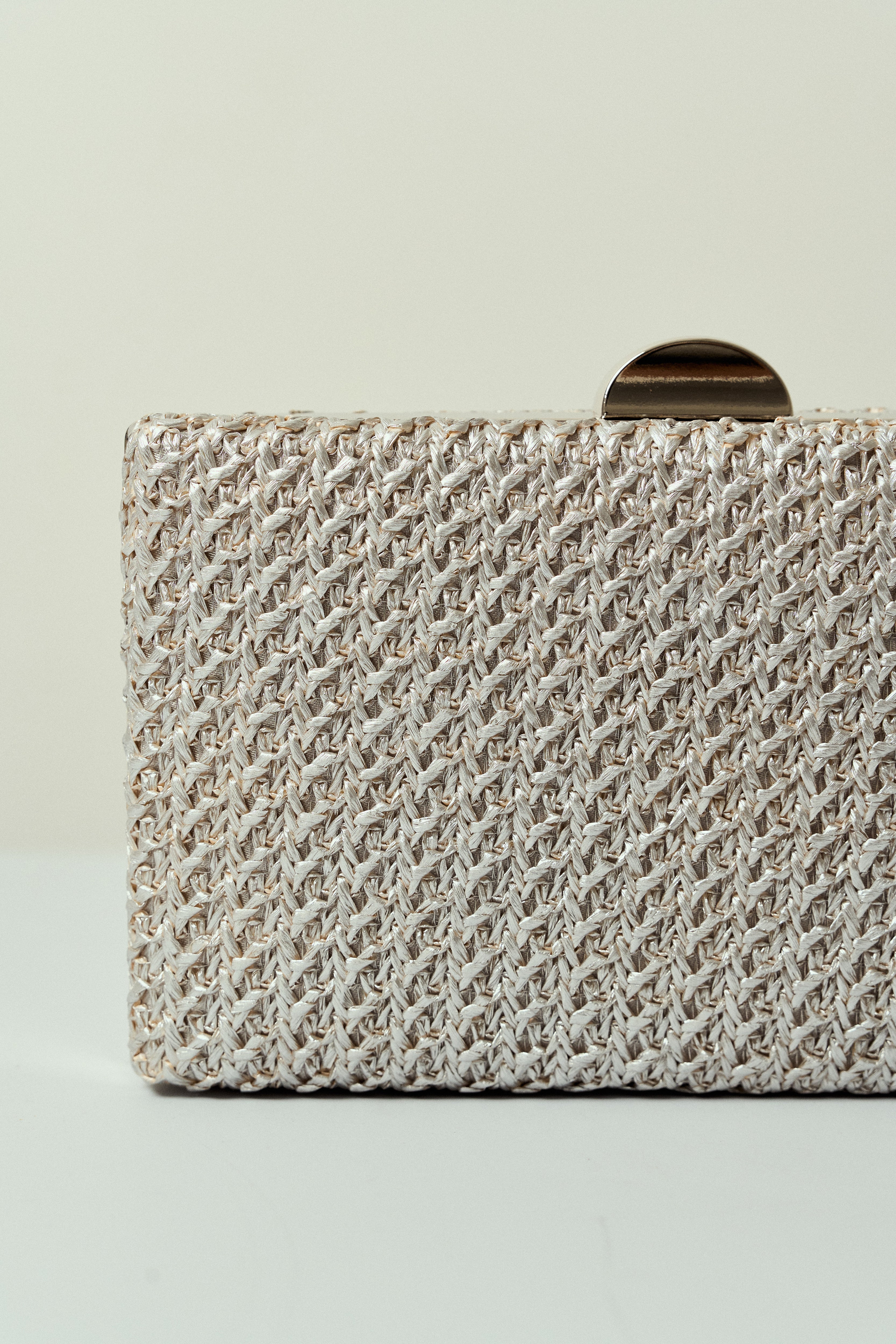 Bolsa de Fiesta Rectangular de Paja con Cierre de Media Luna en Metal