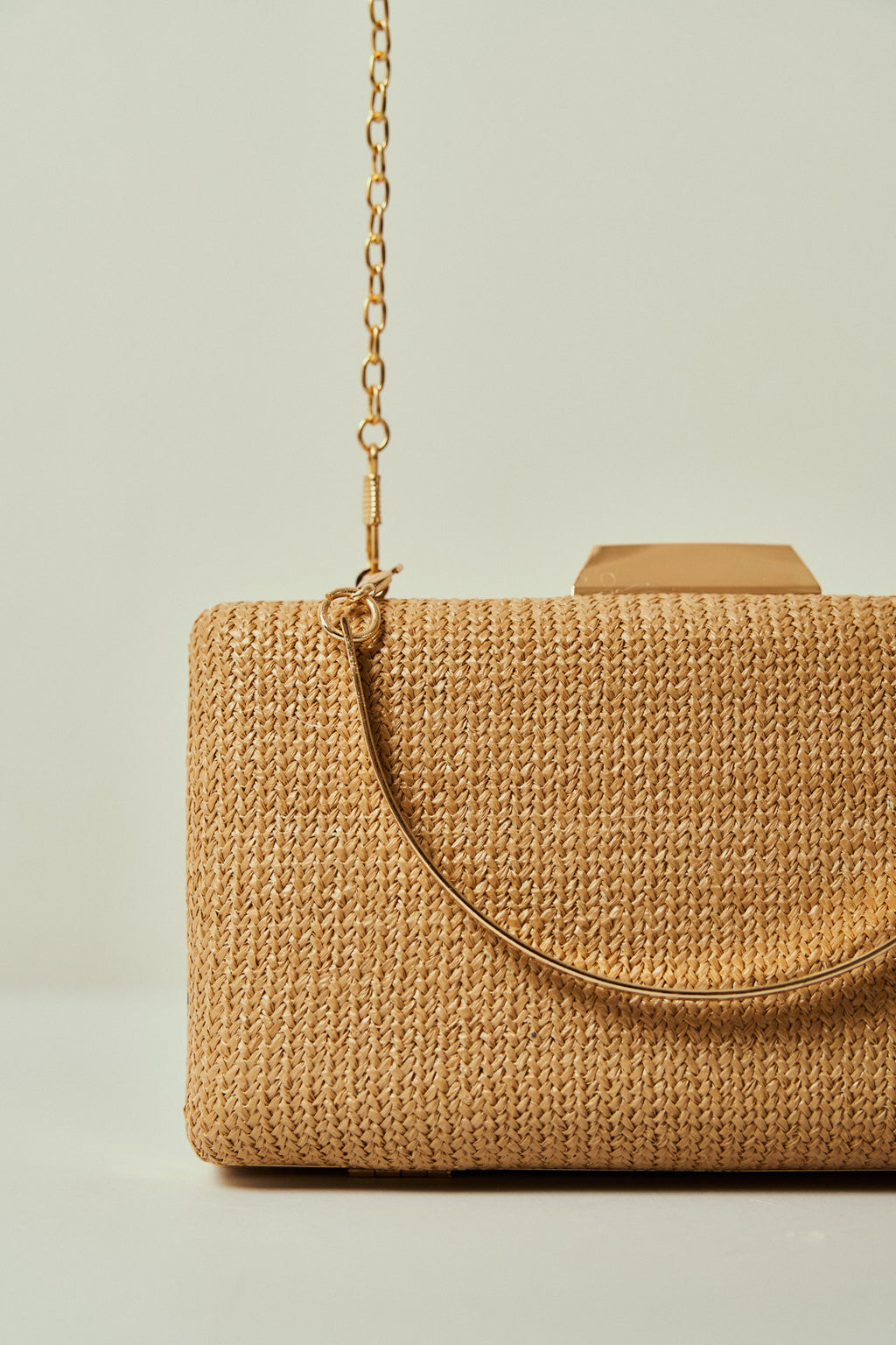 Bolsa de Fiesta Rectangular en Trama Natural con Cierre Geométrico Dorado y Doble Asa