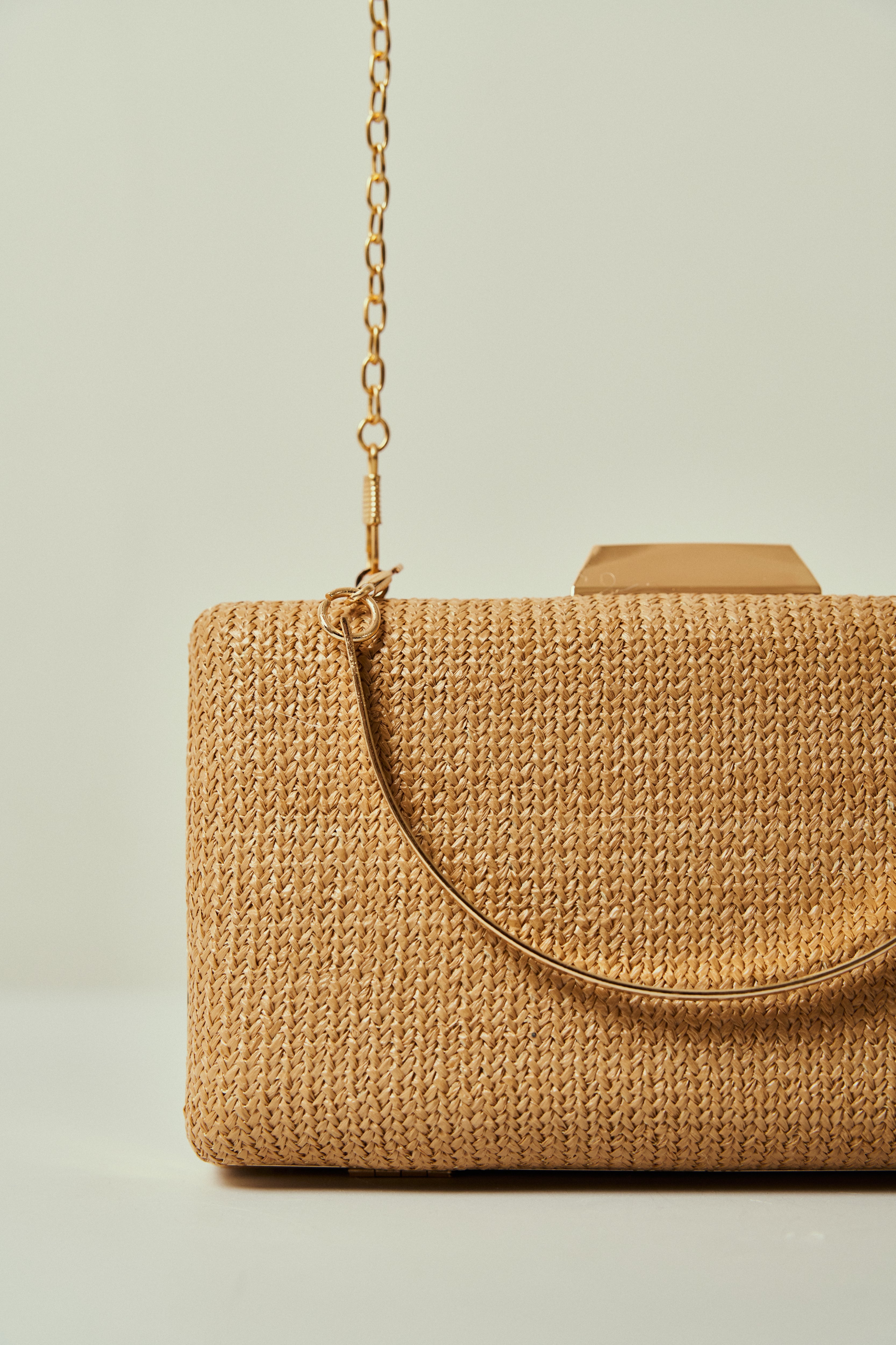 Bolsa de Fiesta Rectangular en Trama Natural con Cierre Geométrico Dorado y Doble Asa
