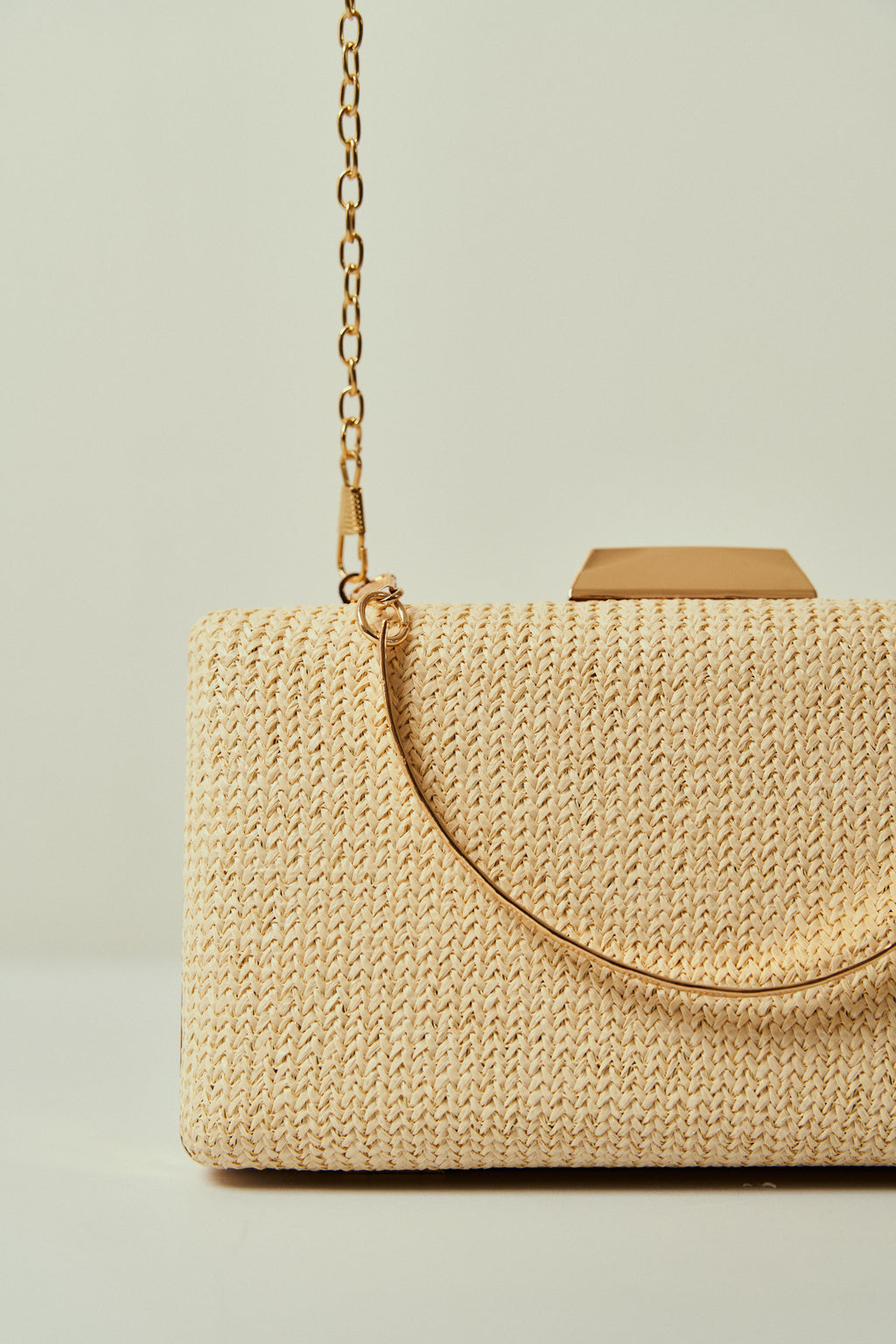 Bolsa de Fiesta Rectangular en Trama Natural con Cierre Geométrico Dorado y Doble Asa