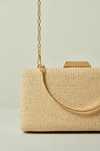 Bolsa de Fiesta Rectangular en Trama Natural con Cierre Geométrico Dorado y Doble Asa
