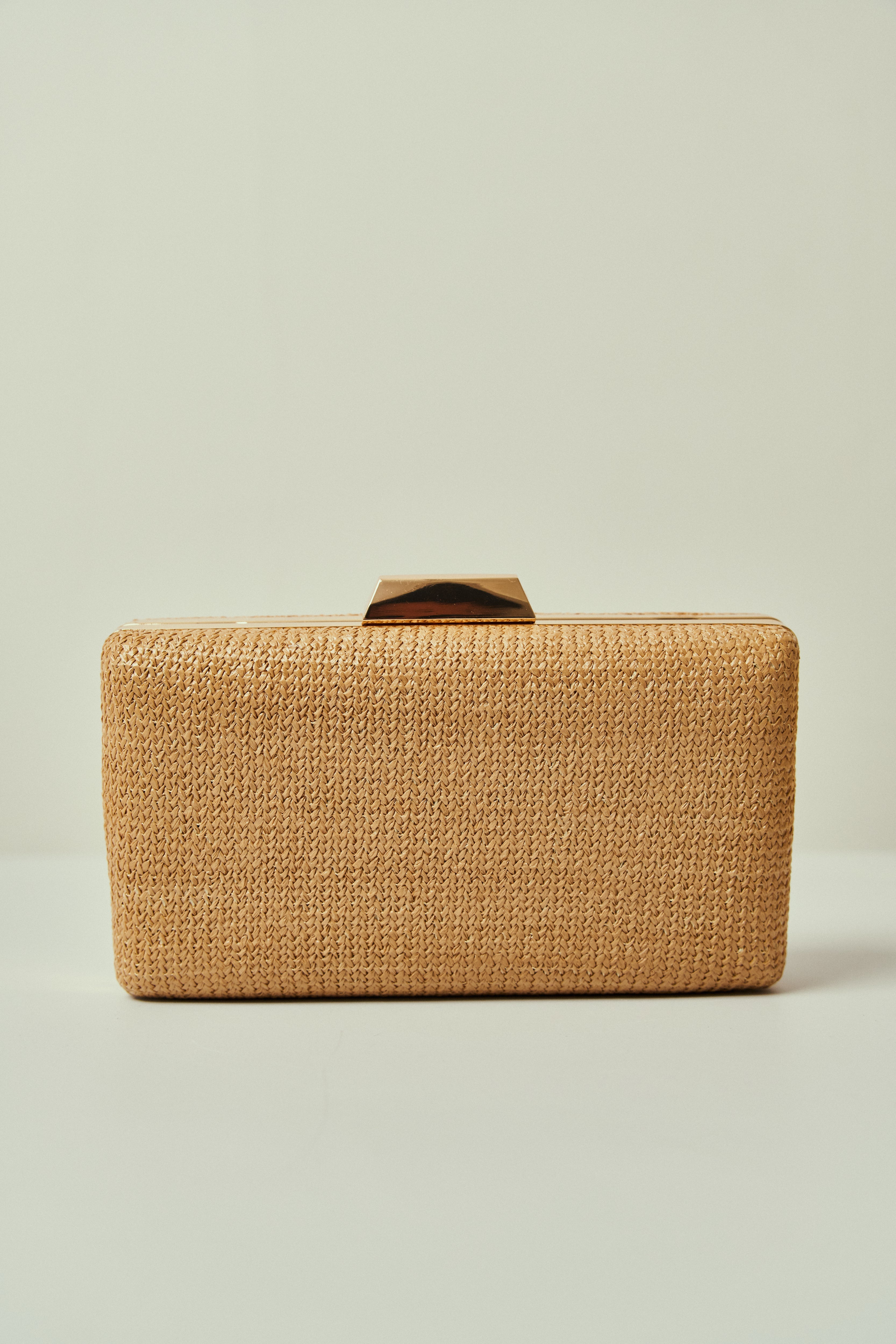 Bolsa de Fiesta Rectangular en Trama Natural con Cierre Geométrico Dorado y Doble Asa