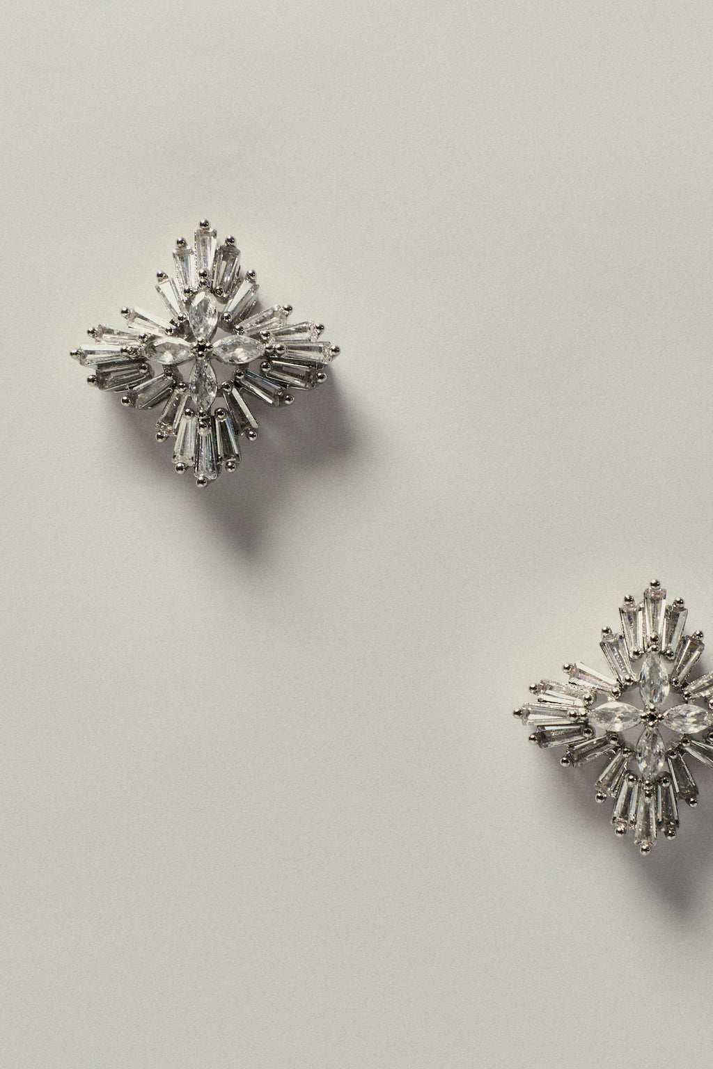Pendiente Floral de Cuatro Puntas con Zirconia en Acabado Plateado