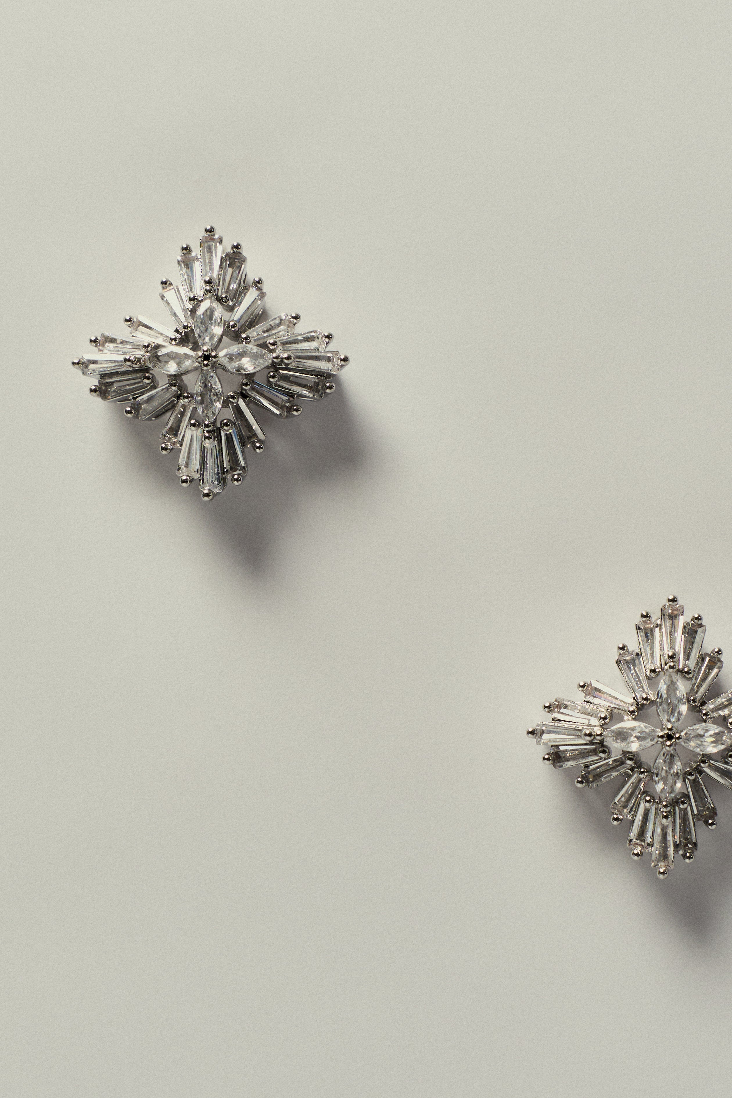 Pendiente Floral de Cuatro Puntas con Zirconia en Acabado Plateado