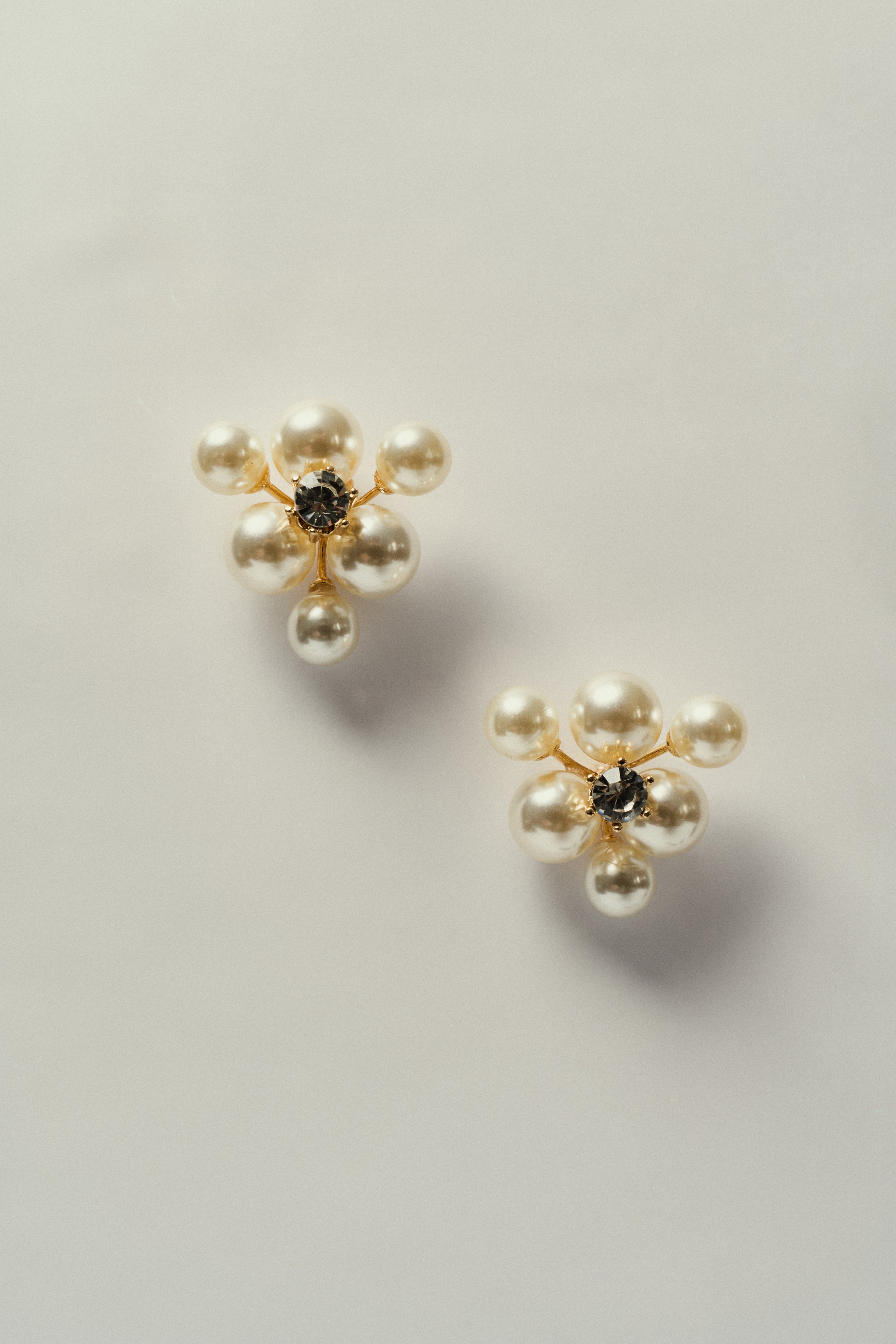 Pendientes de Perlas con Destello Dorado