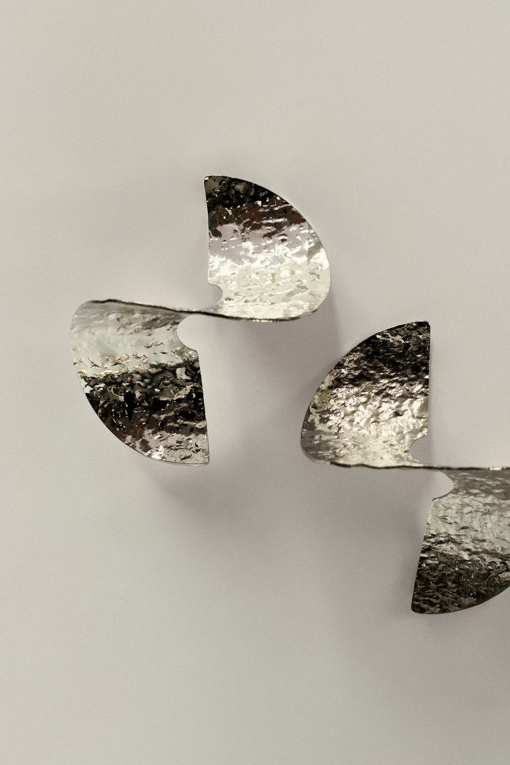 Pendiente Plateado en Forma de Espiral Orgánica