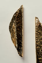 Pendiente Dorado de Hoja Orgánica Doblada y Texturizada