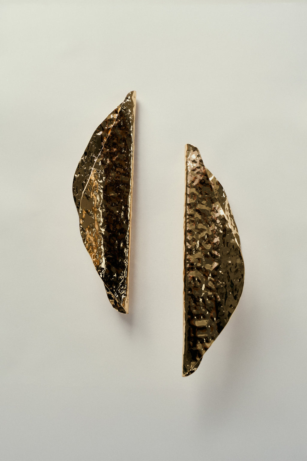 Pendiente Dorado de Hoja Orgánica Doblada y Texturizada