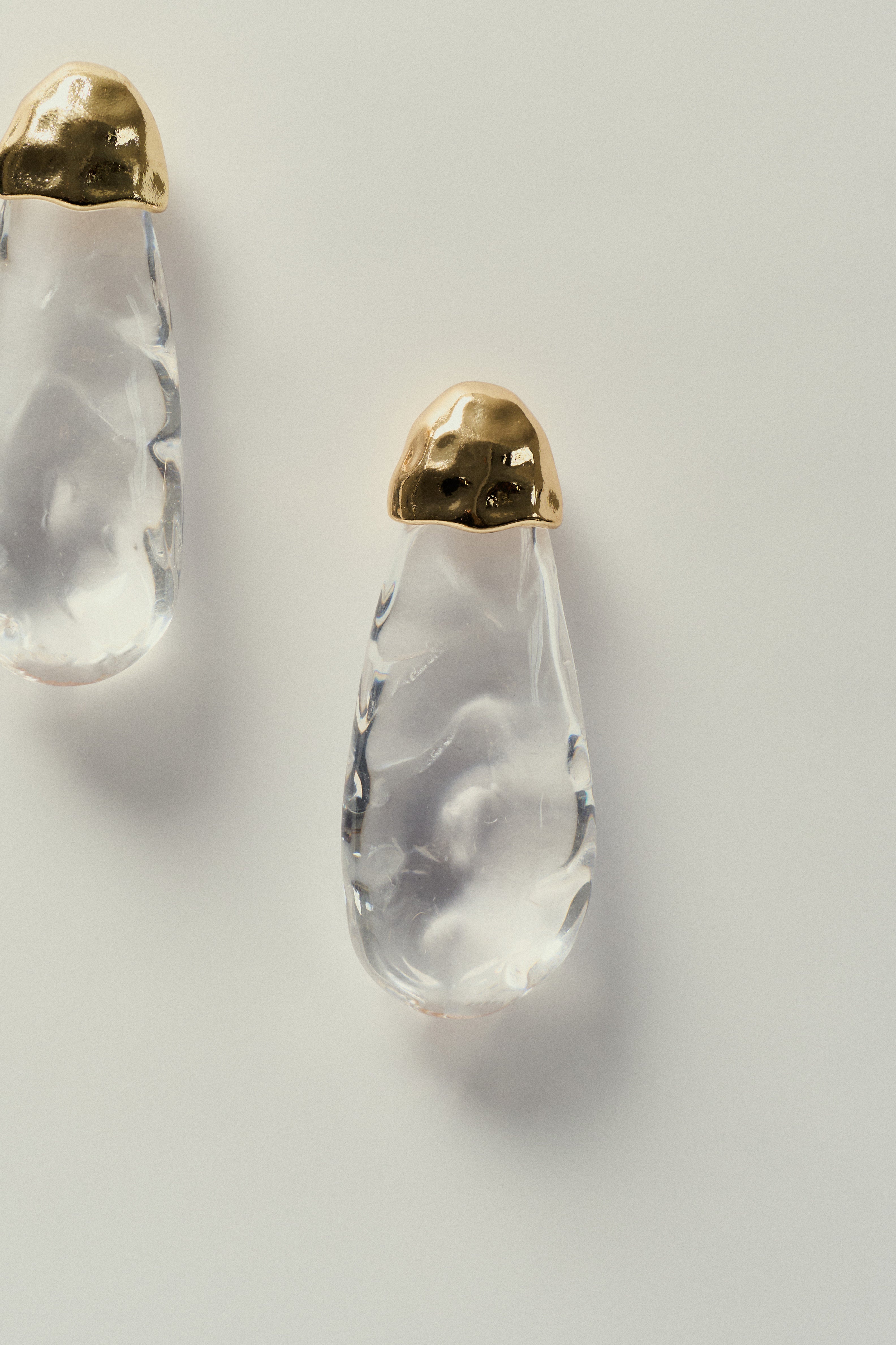 Pendiente Gota de Resina Translúcida con Detalles Dorados