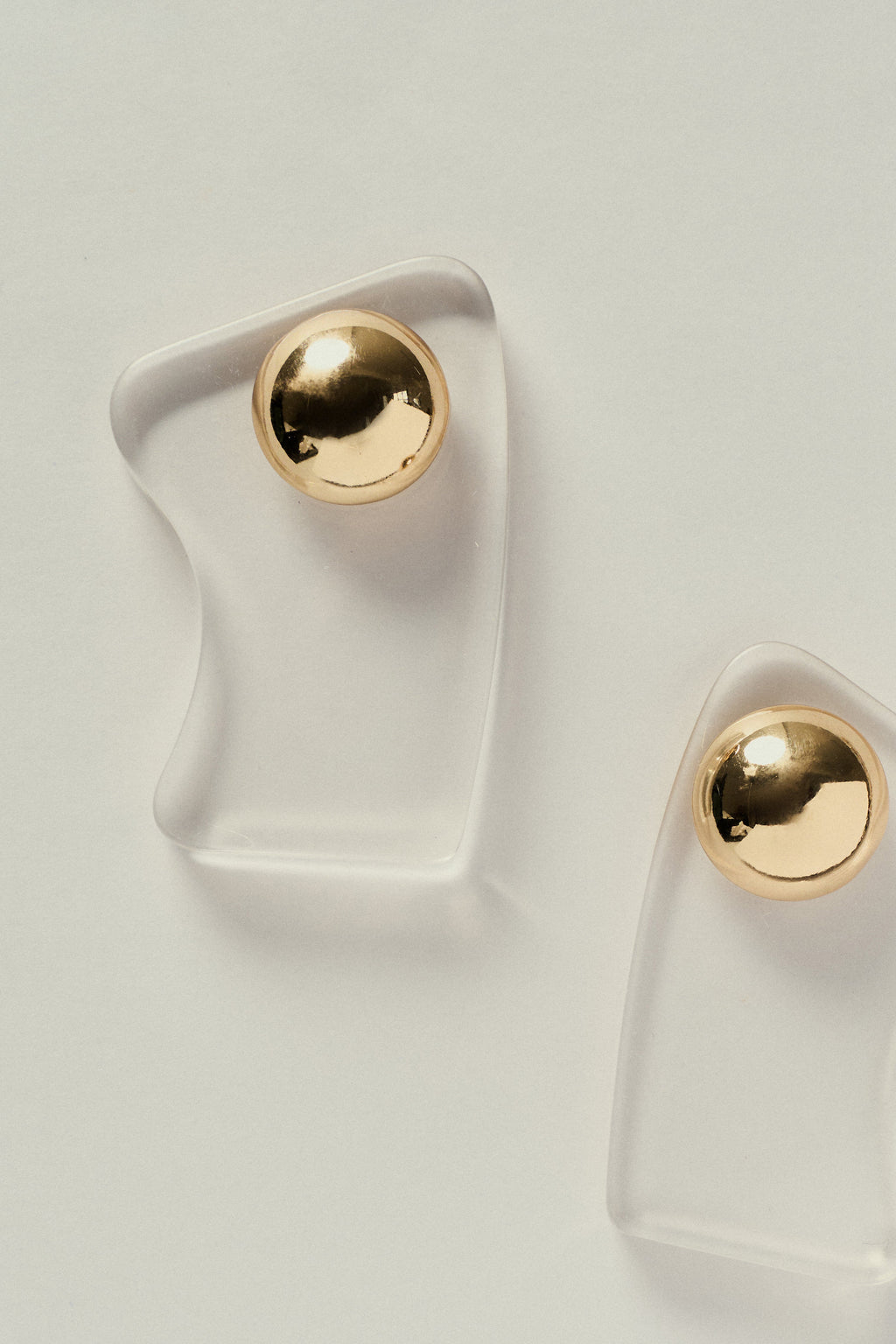 Aretes de Acrílico Orgánico con Acabado Dorado
