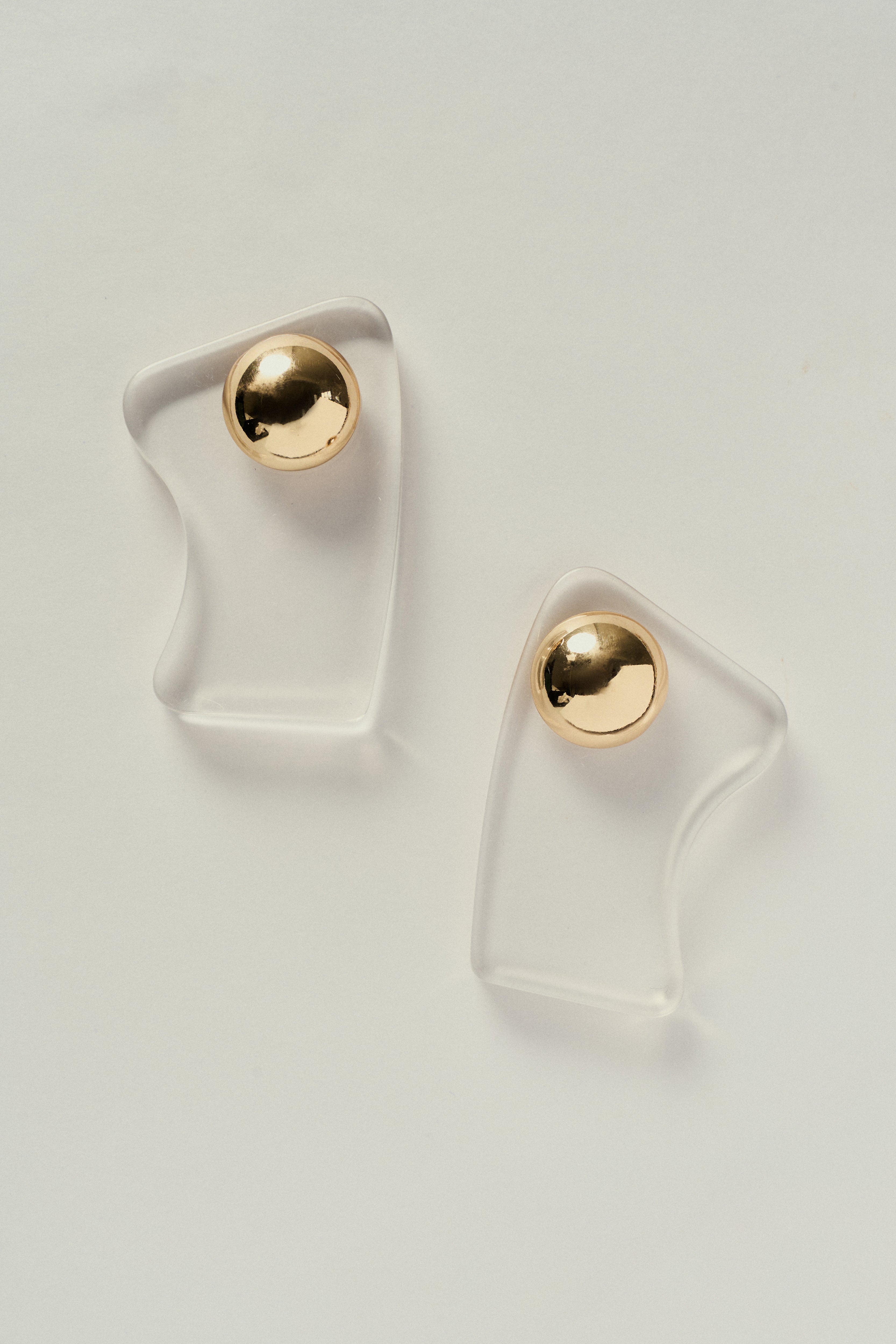 Aretes de Acrílico Orgánico con Acabado Dorado