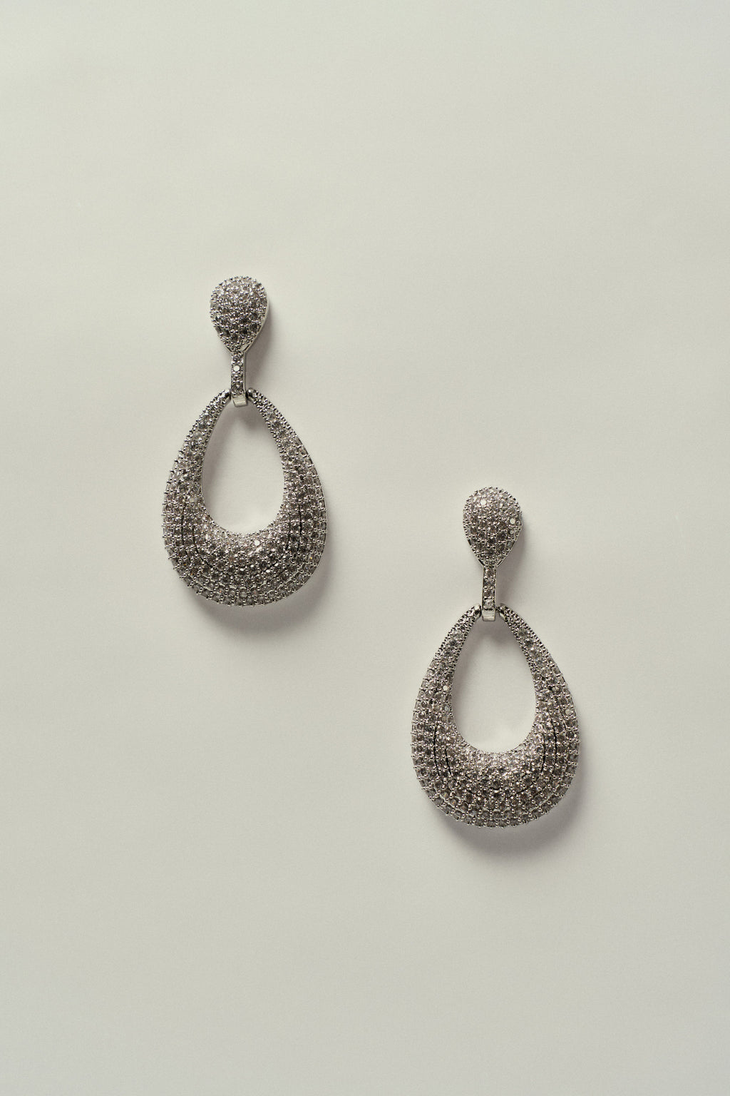 Pendiente Ovalado Calado con Engaste de Strass Plateado
