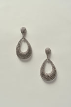 Pendiente Ovalado Calado con Engaste de Strass Plateado