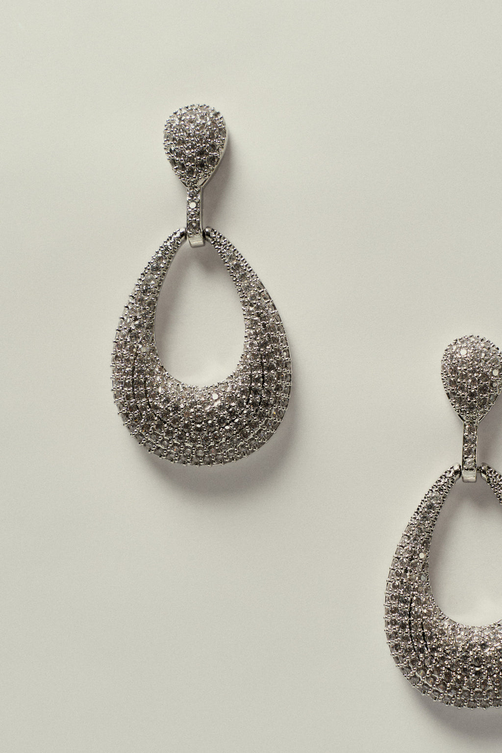 Pendiente Ovalado Calado con Engaste de Strass Plateado
