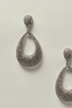 Pendiente Ovalado Calado con Engaste de Strass Plateado