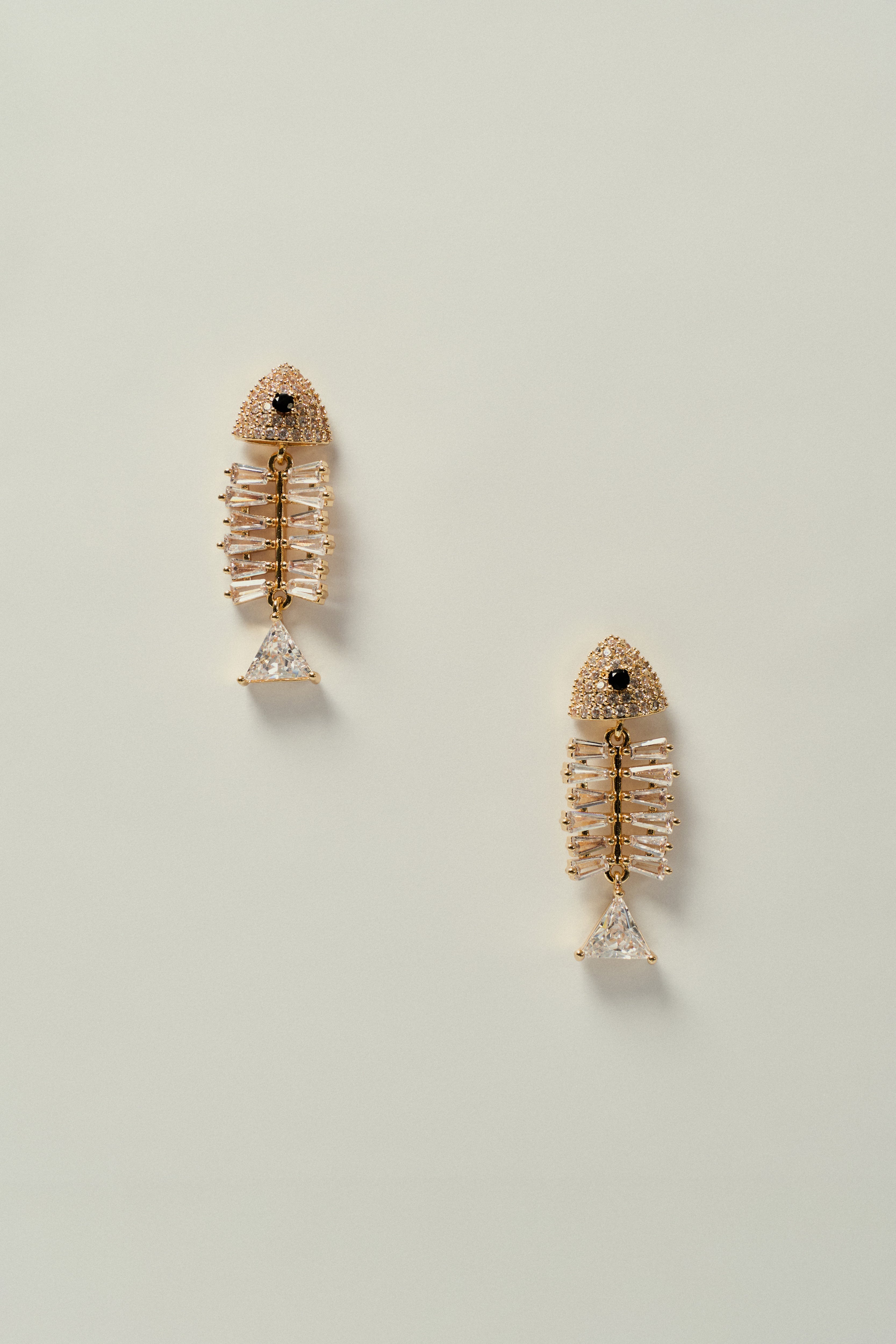 Pendiente de Pez con Circonitas y Detalles de Strass Dorado