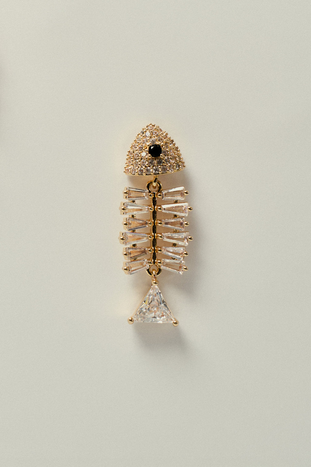 Pendiente de Pez con Circonitas y Detalles de Strass Dorado