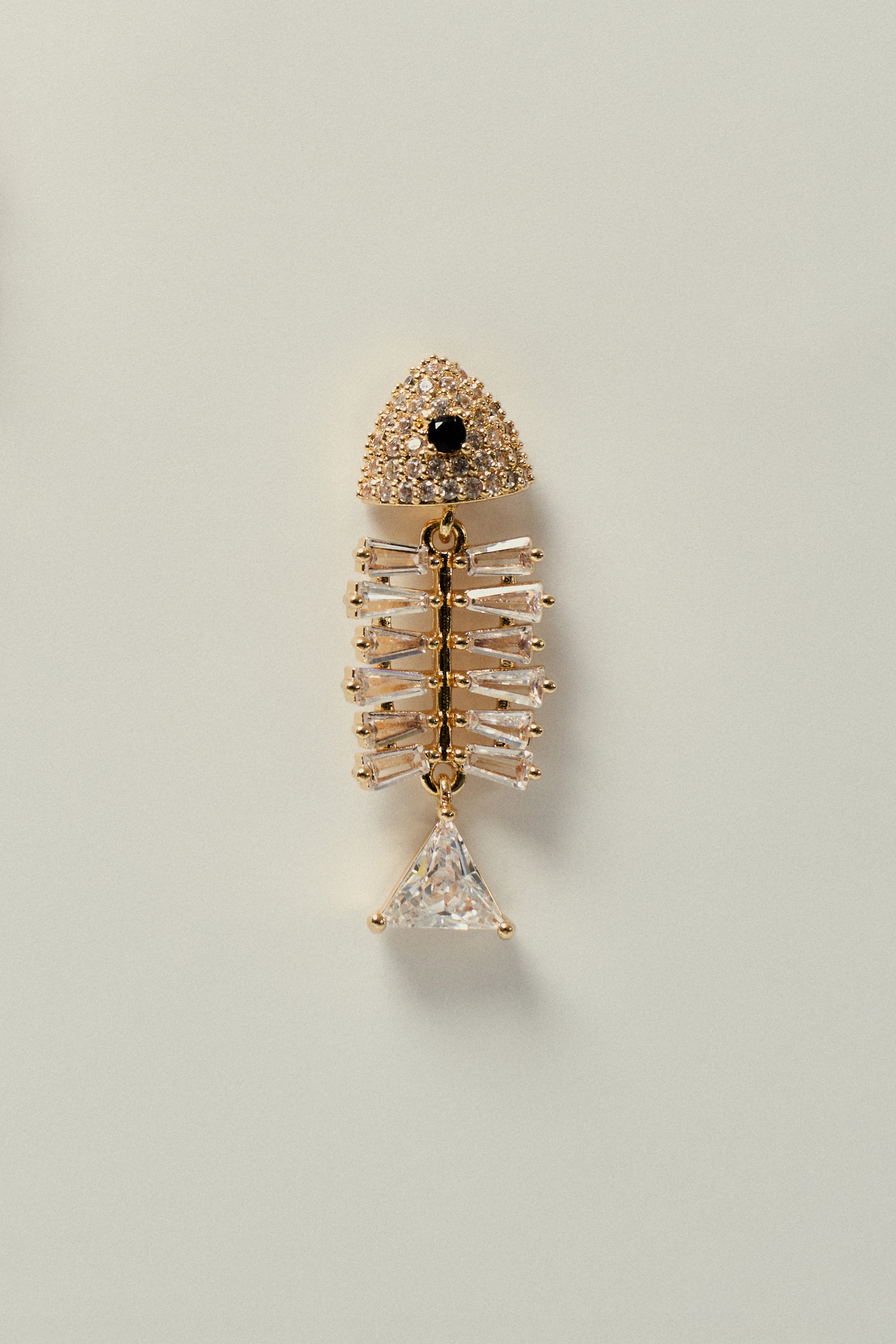 Pendiente de Pez con Circonitas y Detalles de Strass Dorado