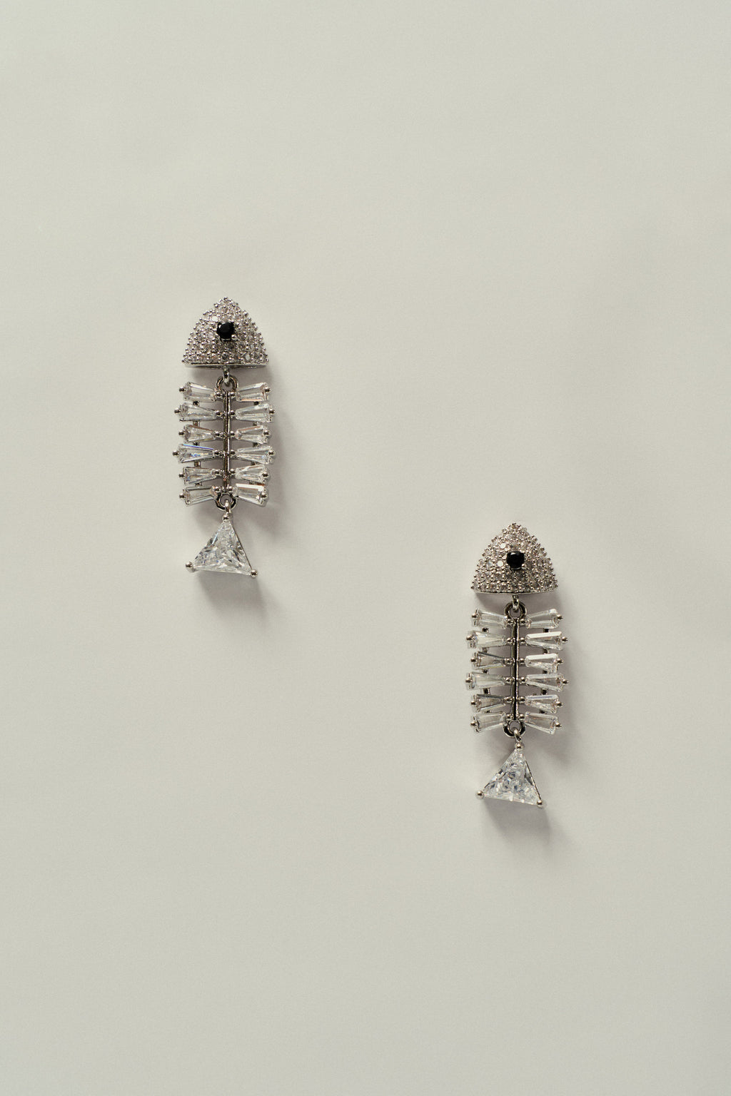 Arete de Pez con Circonitas y Engaste de Strass Plateado