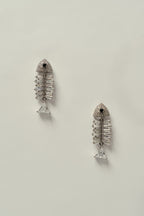 Arete de Pez con Circonitas y Engaste de Strass Plateado