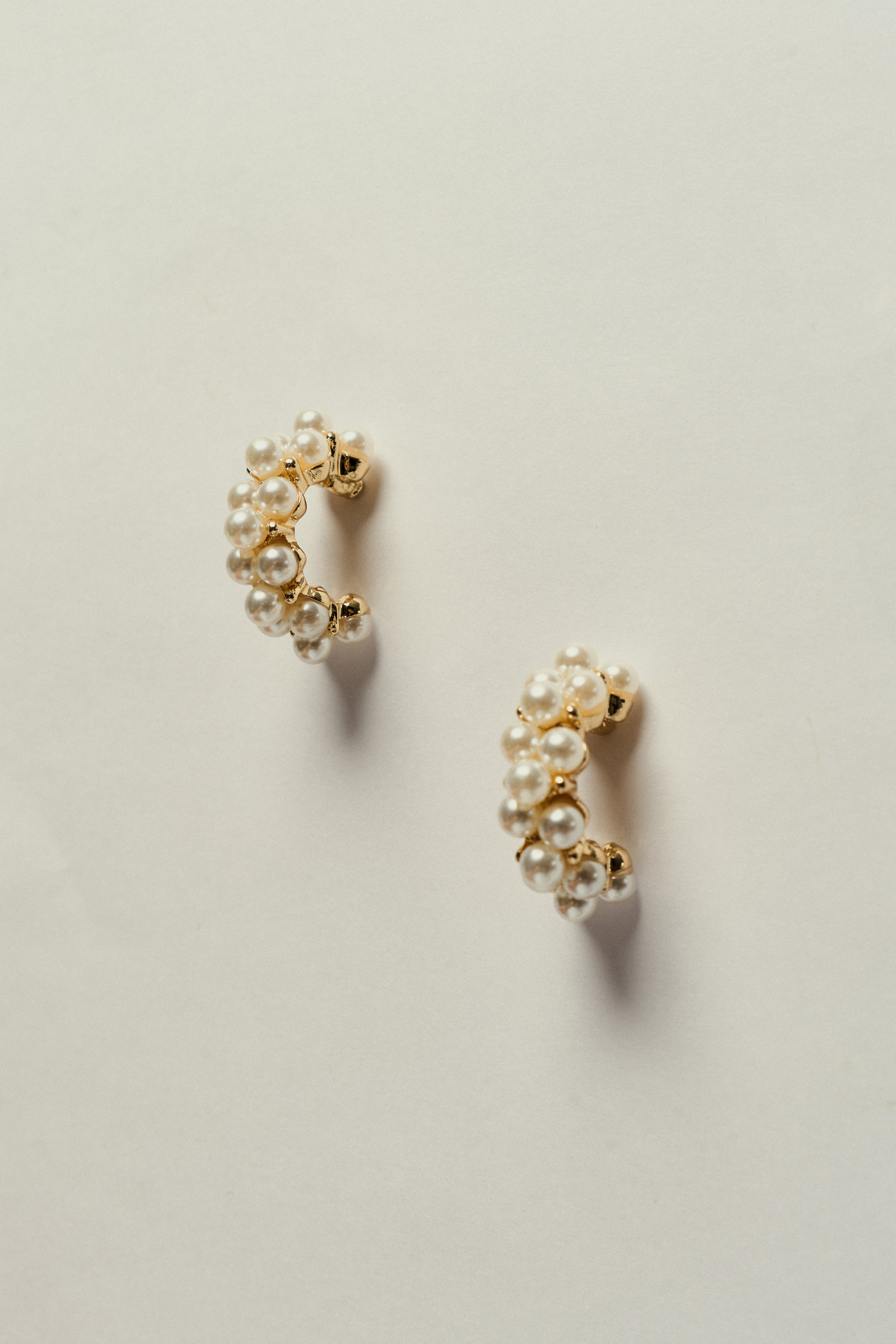 Aretes de Aro con Pequeñas Perlas Doradas