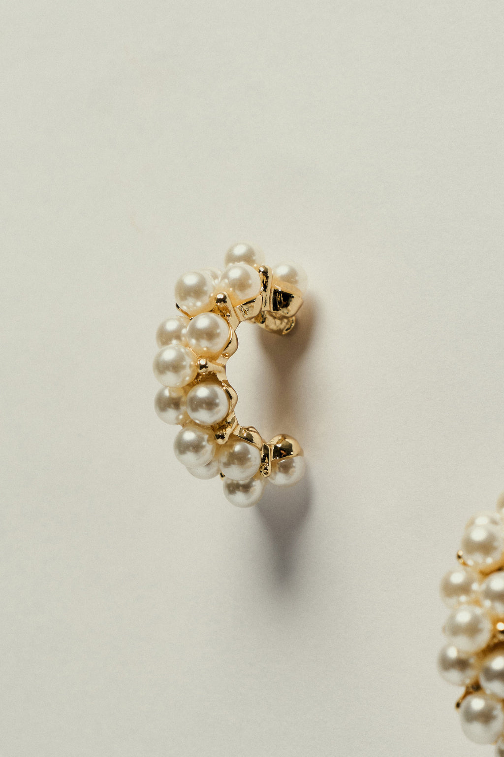Aretes de Aro con Pequeñas Perlas Doradas