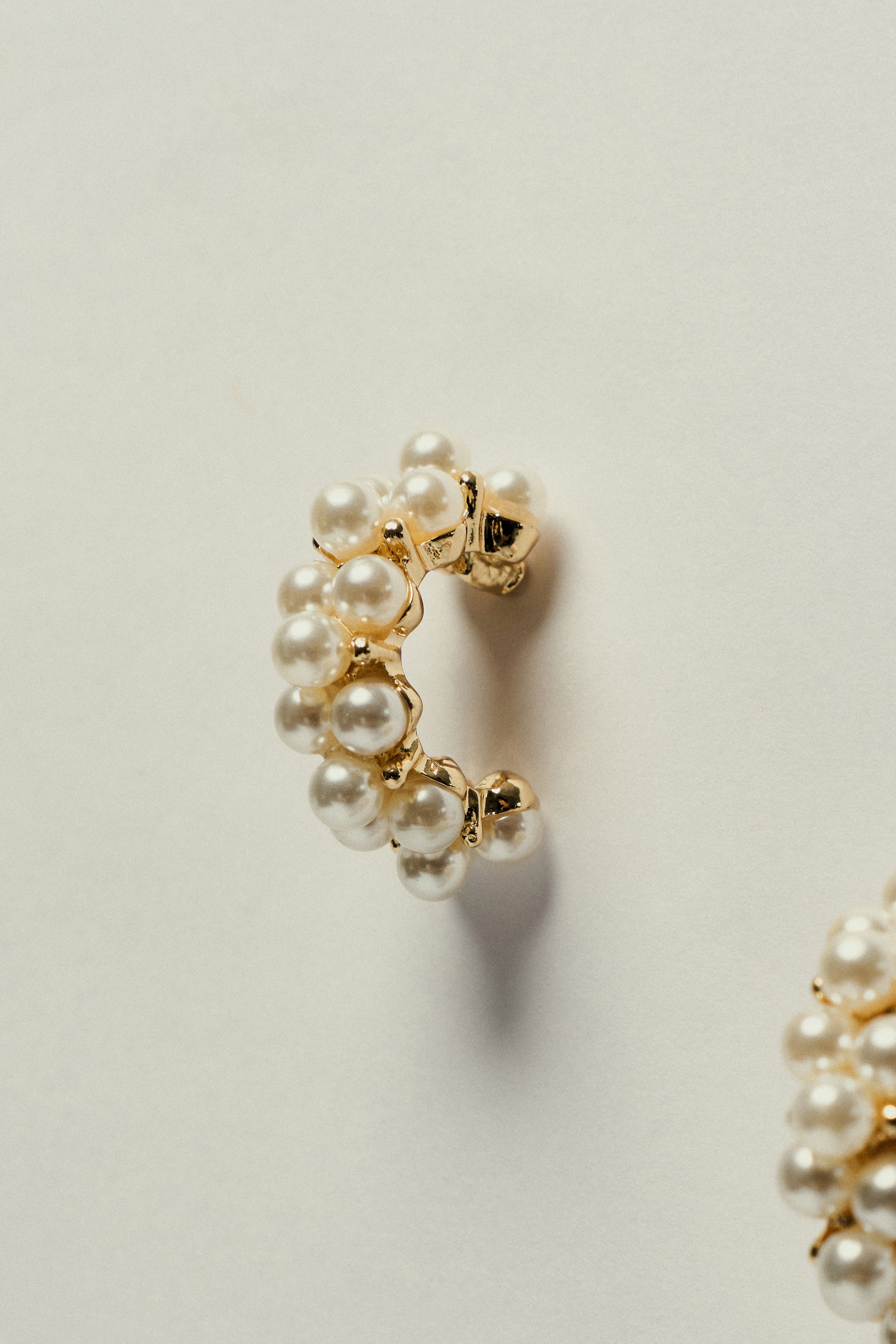 Aretes de Aro con Pequeñas Perlas Doradas