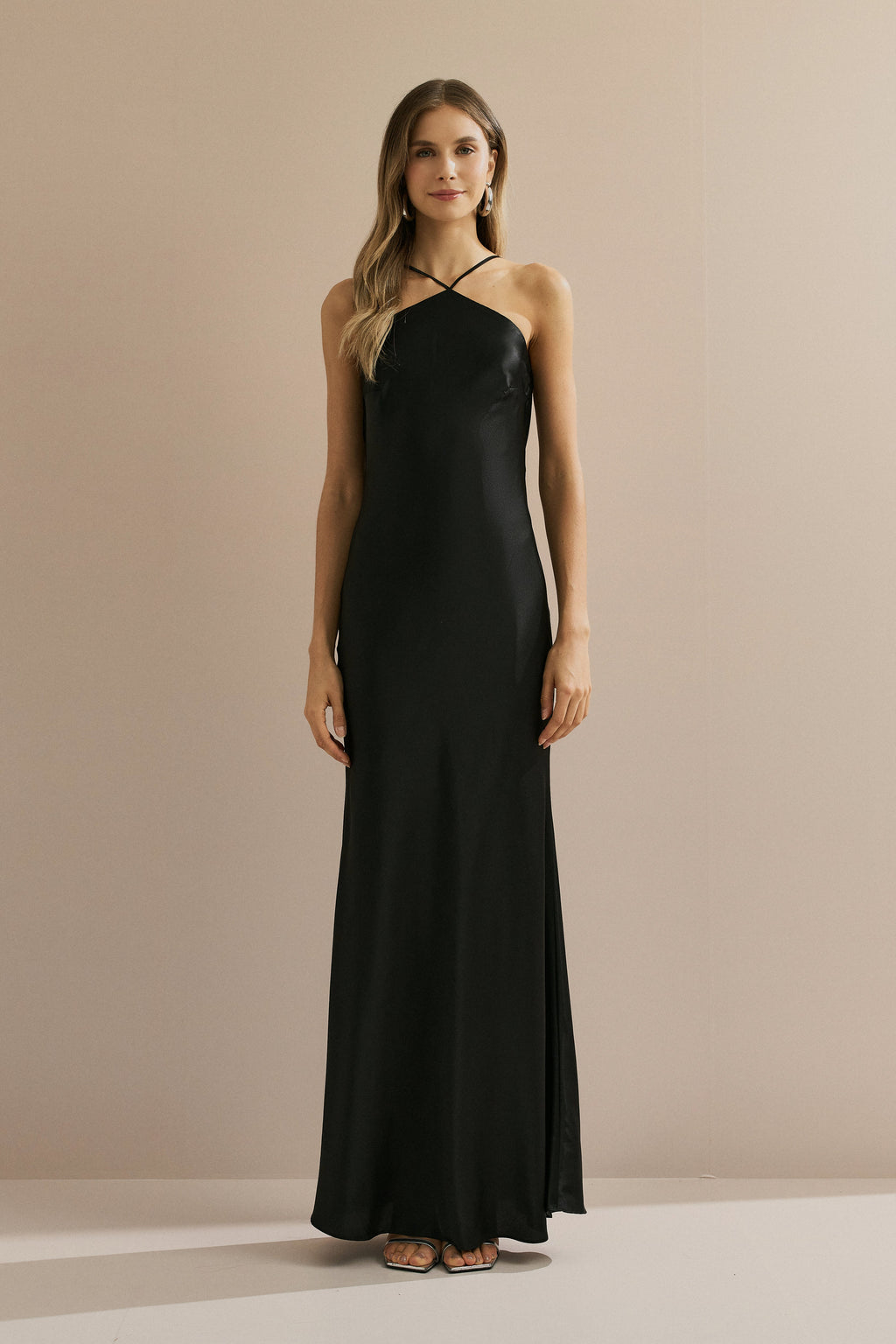 Vestido Midi Largo de Satén con Escote Triangular y Lazo en la Espalda - Capri Negro