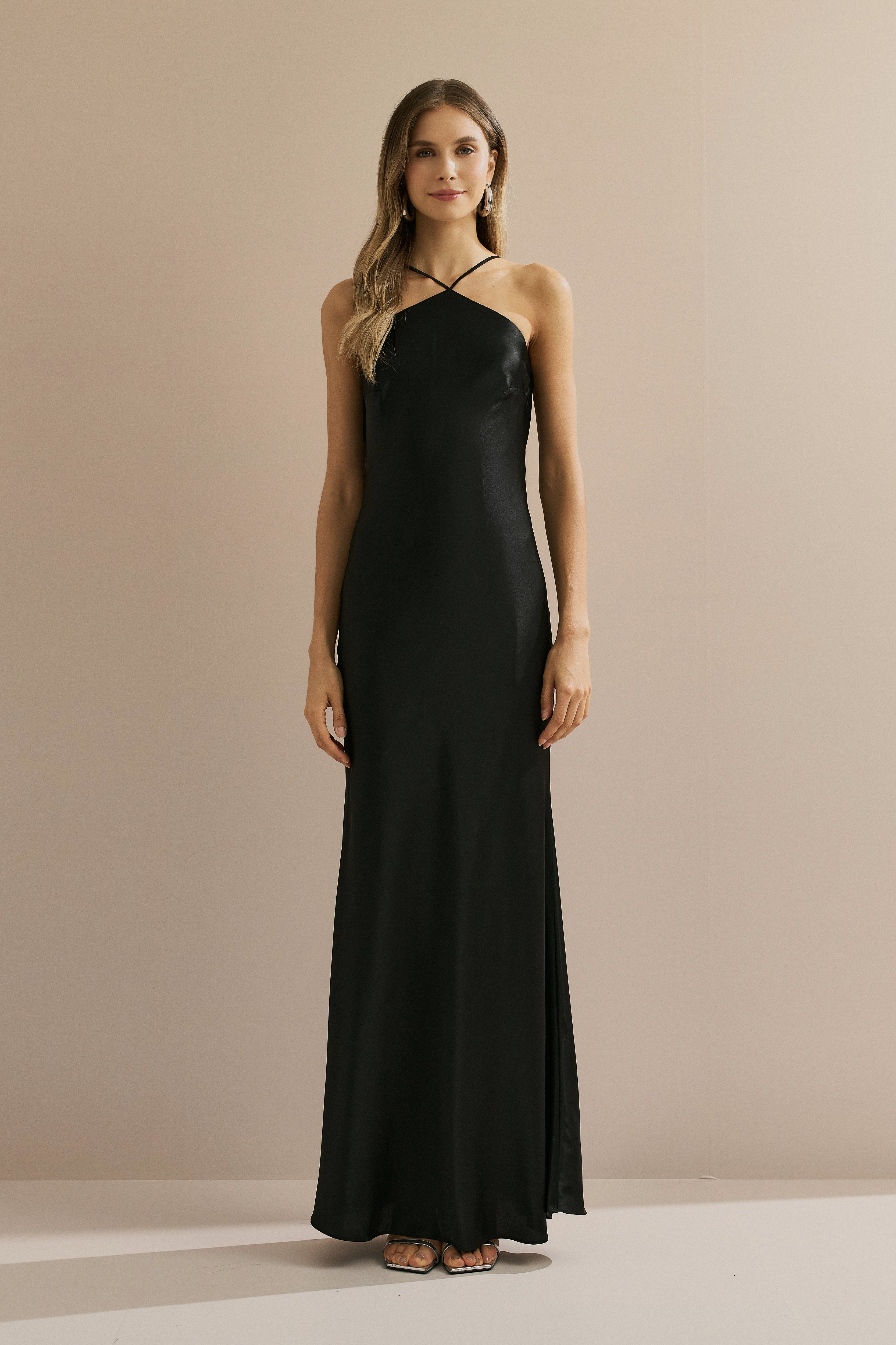 Vestido Midi Largo de Satén con Escote Triangular y Lazo en la Espalda - Capri Negro