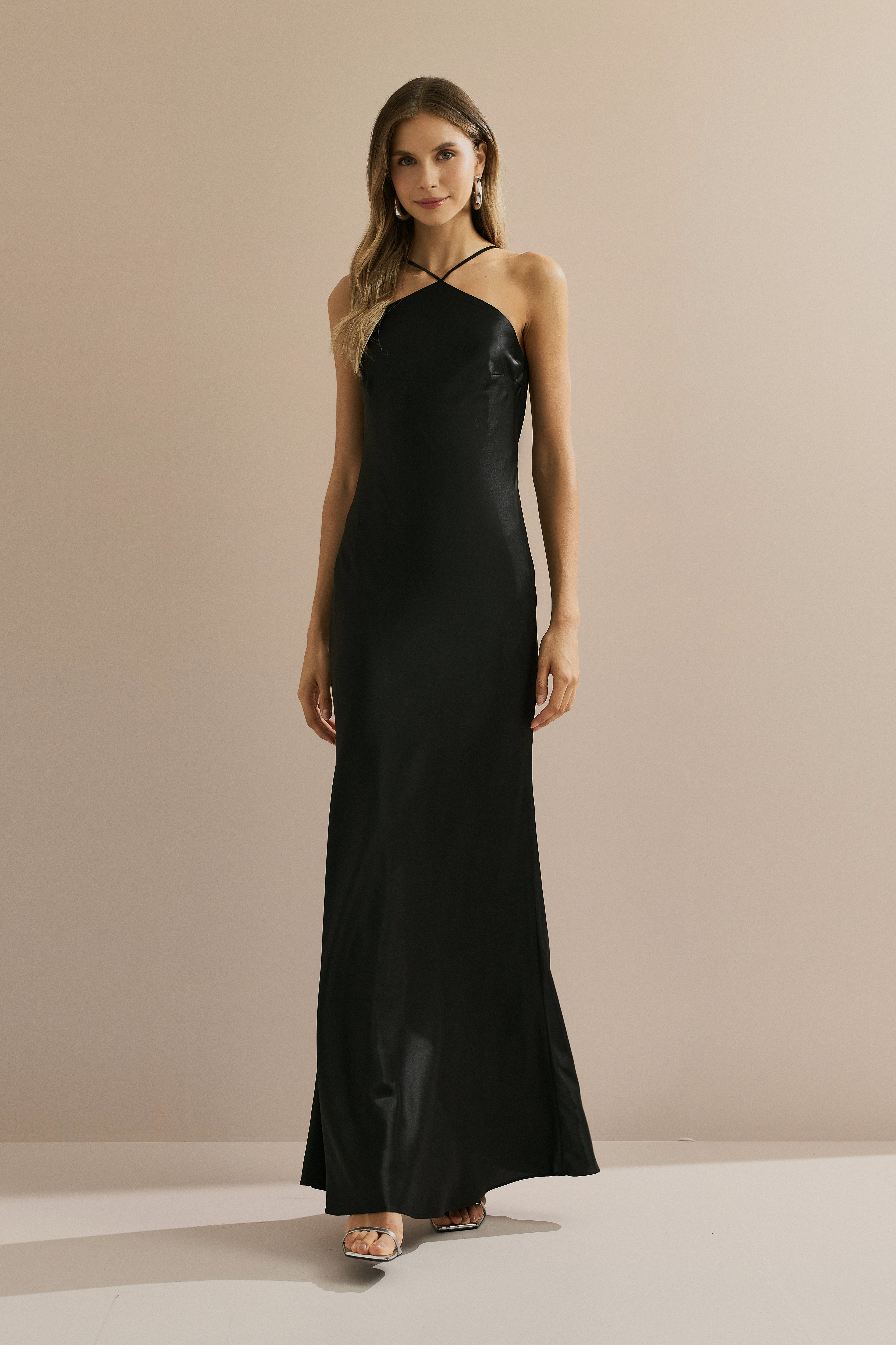Vestido Midi Largo de Satén con Escote Triangular y Lazo en la Espalda - Capri Negro