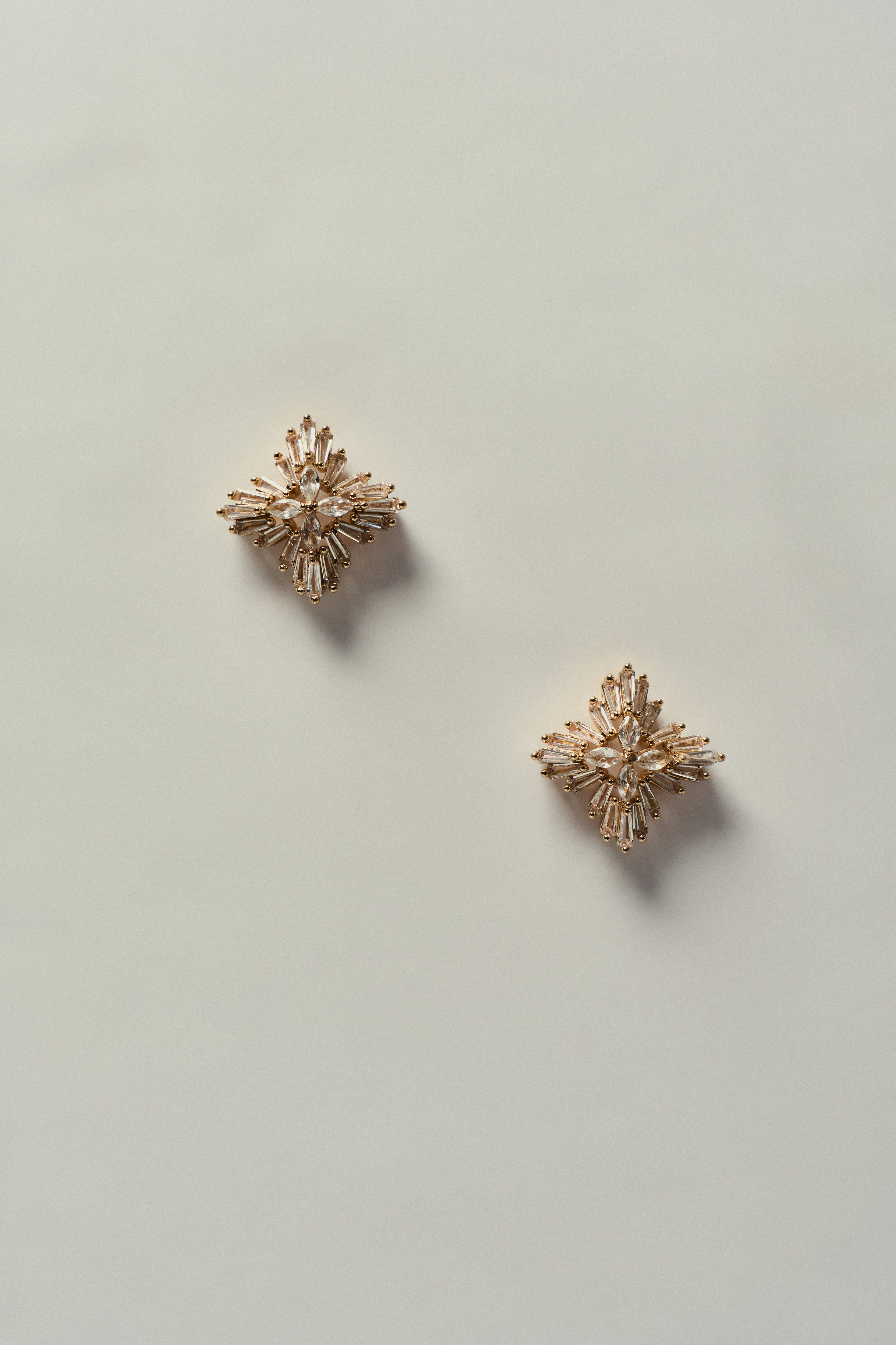 Pendiente Floral de Cuatro Puntas con Zirconia en Dorado