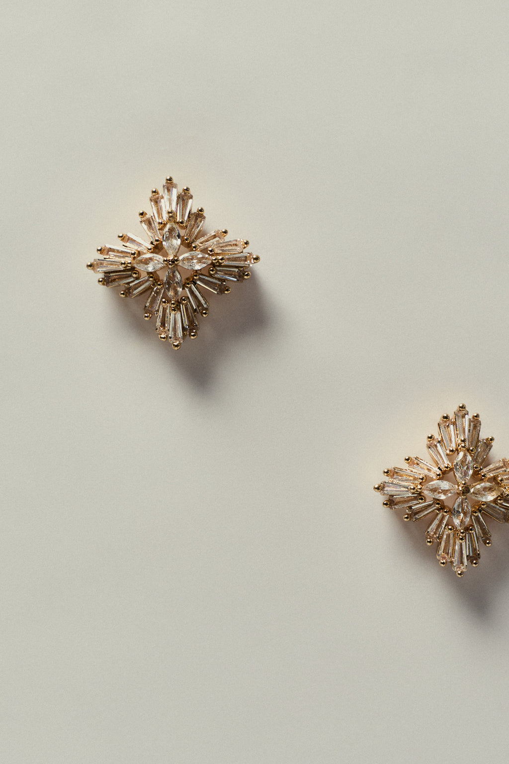 Pendiente Floral de Cuatro Puntas con Zirconia en Dorado