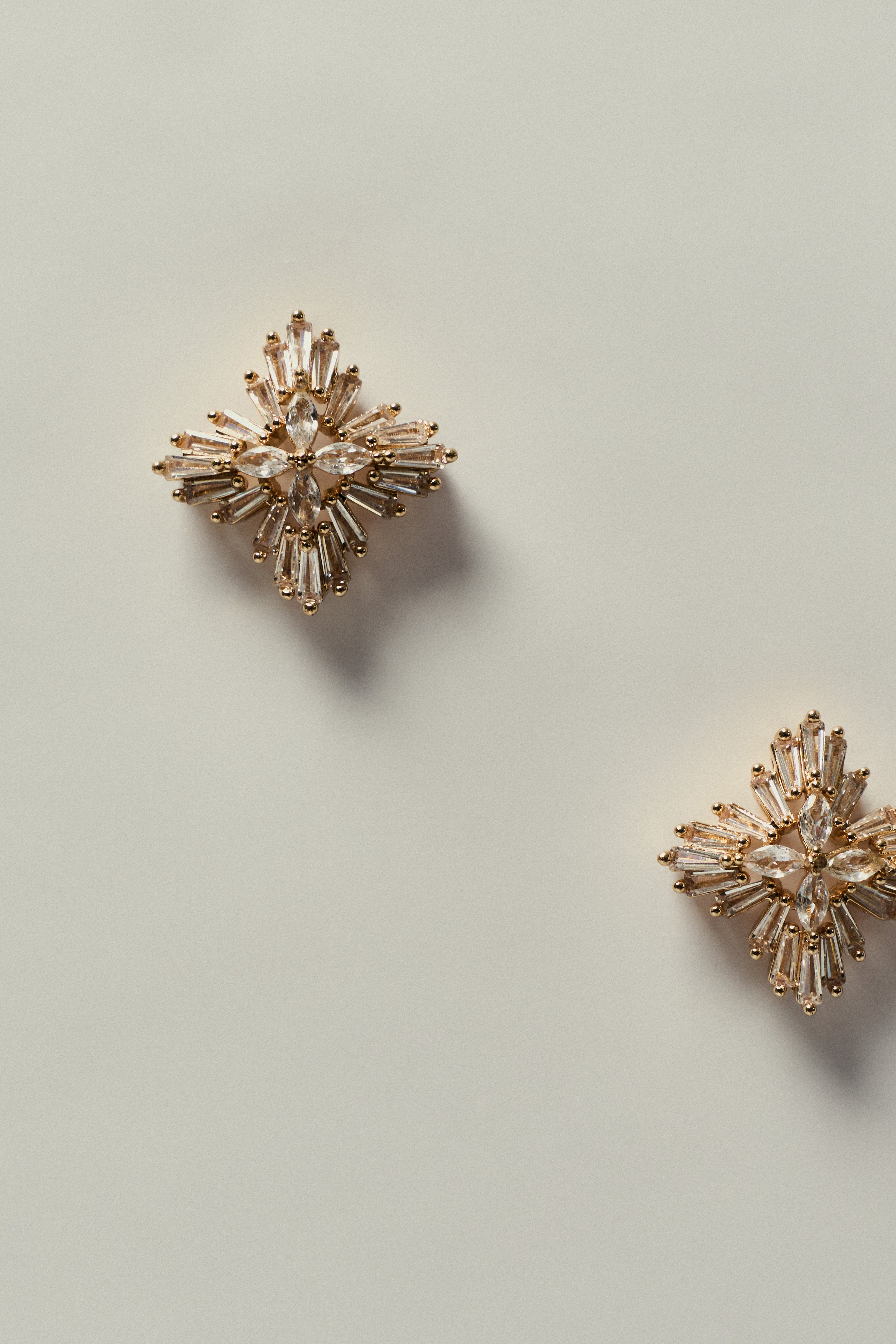 Pendiente Floral de Cuatro Puntas con Zirconia en Dorado