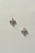 Pendiente Floral de Cuatro Puntas con Zirconia en Acabado Plateado