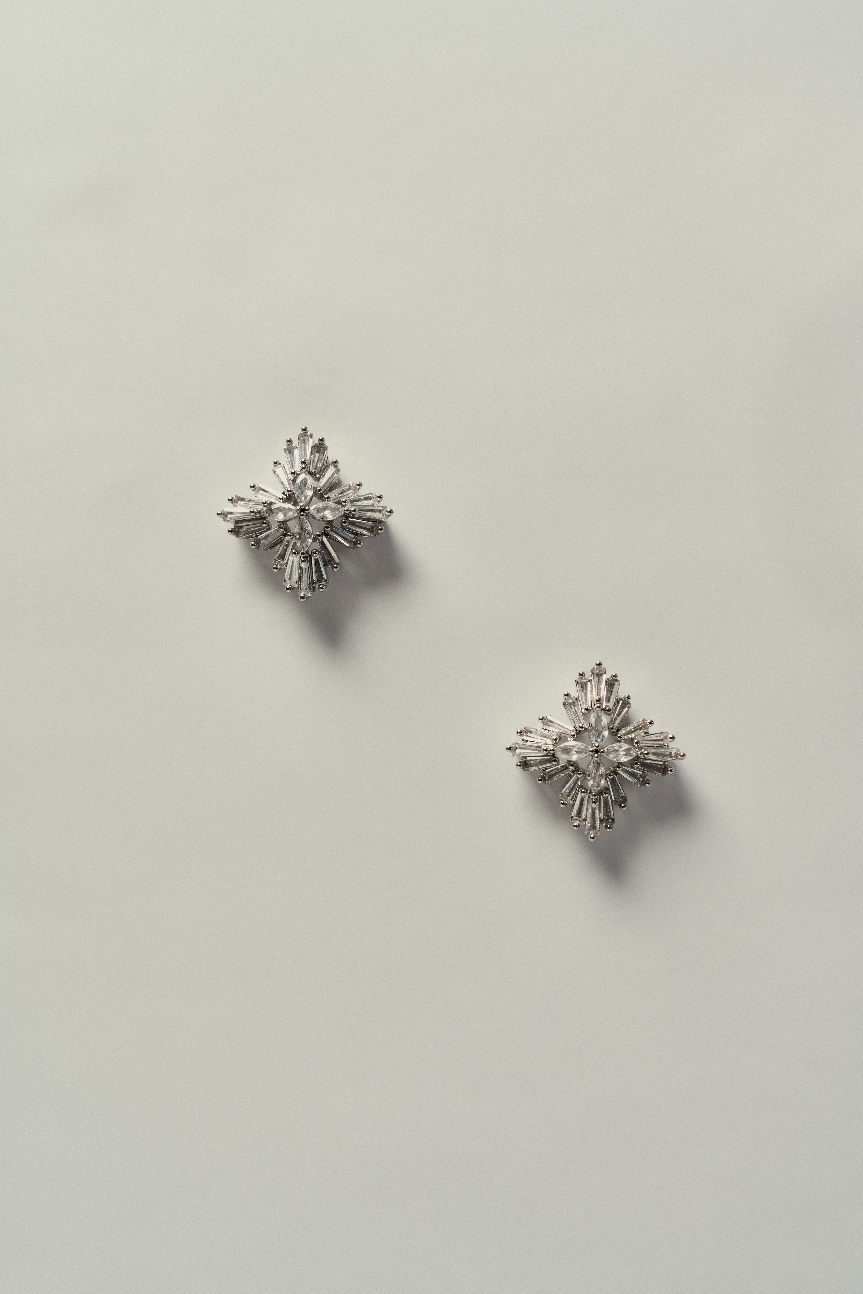 Pendiente Floral de Cuatro Puntas con Zirconia en Acabado Plateado