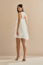 Vestido Corto de Chiffon con Volantes en Cascada y Escote Recto con Chal - Alma Off White