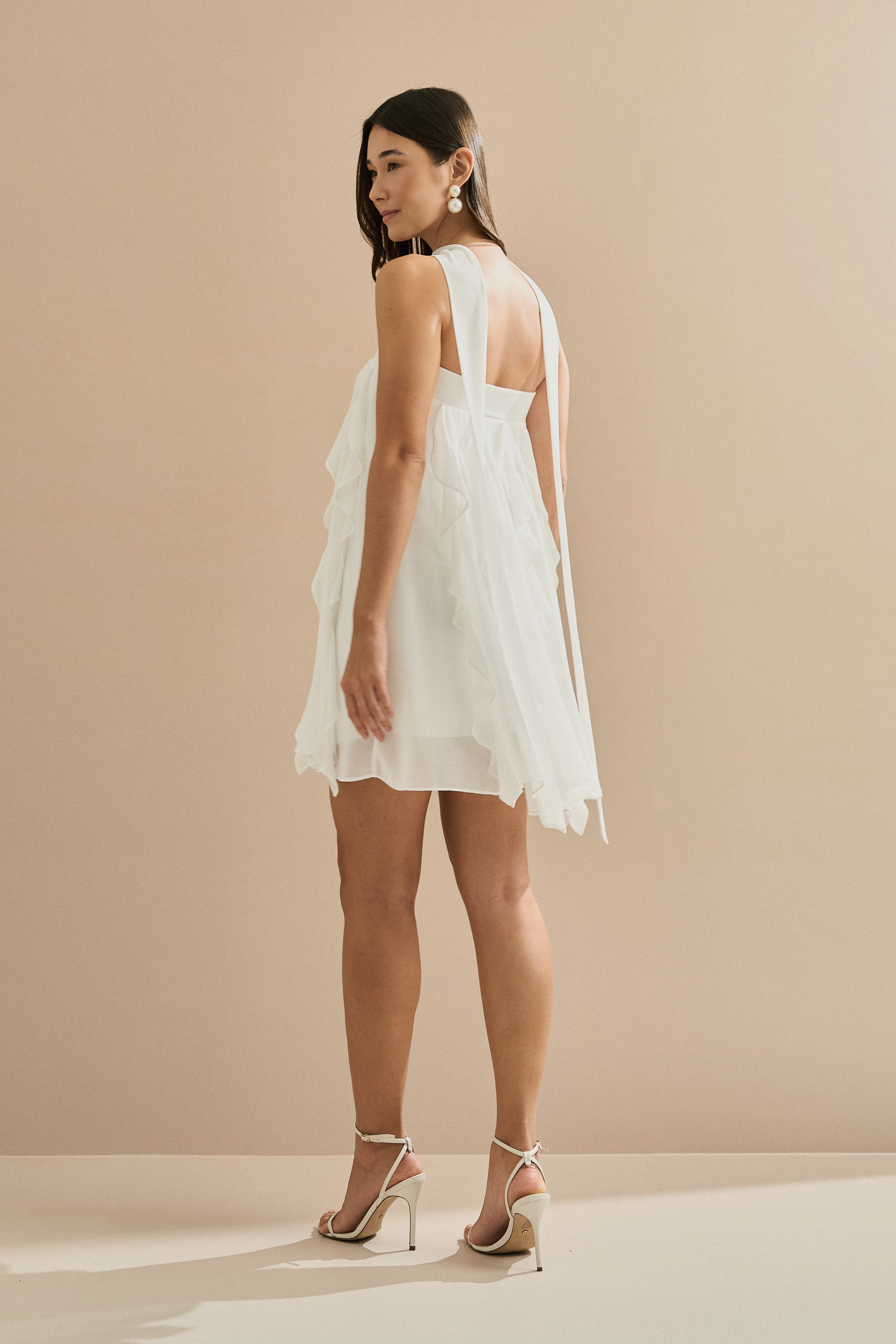 Vestido Corto de Chiffon con Volantes en Cascada y Escote Recto con Chal - Alma Off White