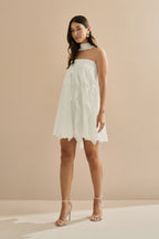 Vestido Corto de Chiffon con Volantes en Cascada y Escote Recto con Chal - Alma Off White