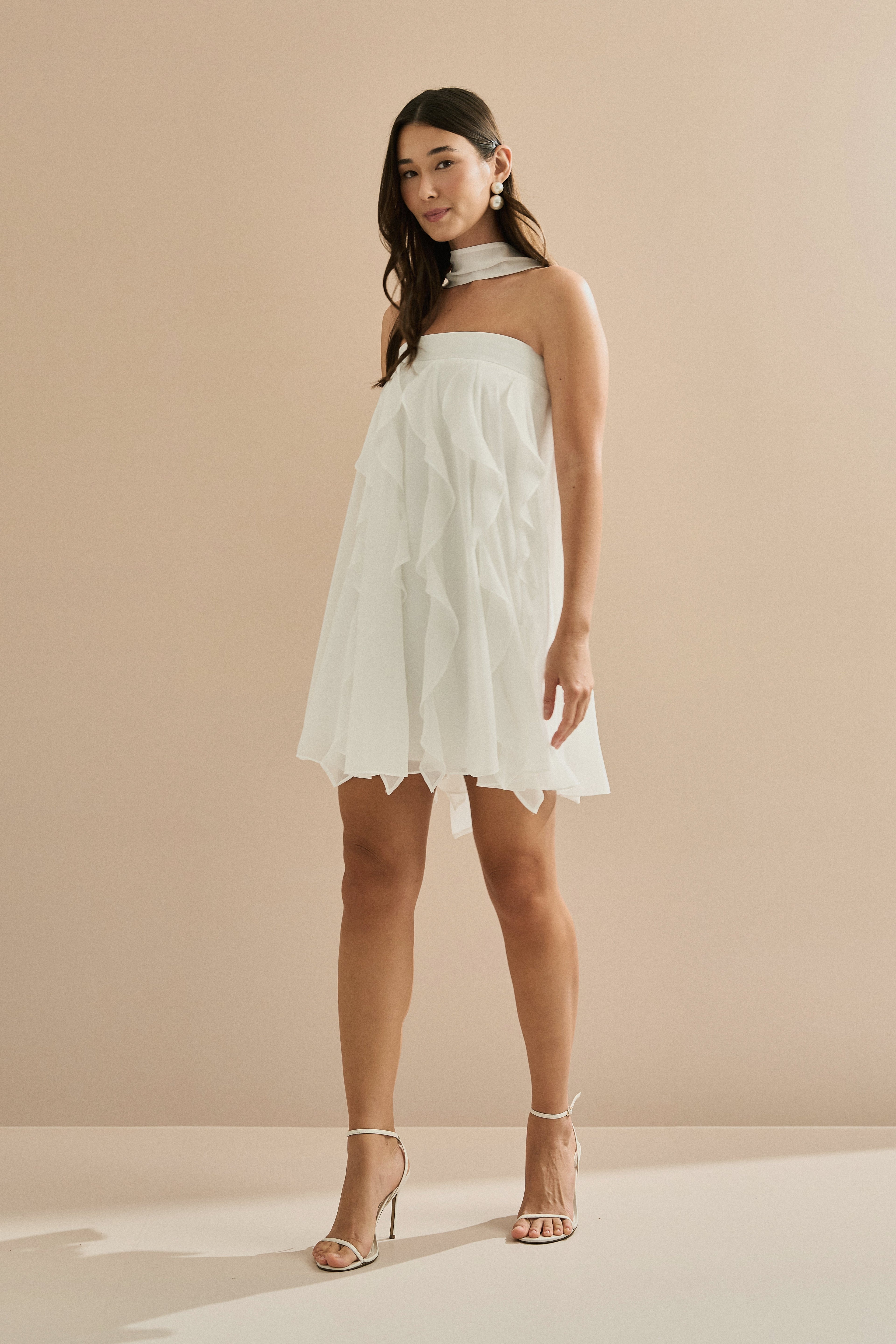 Vestido Corto de Chiffon con Volantes en Cascada y Escote Recto con Chal - Alma Off White
