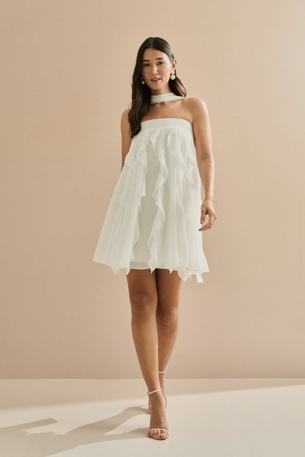 Vestido Corto de Chiffon con Volantes en Cascada y Escote Recto con Chal - Alma Off White