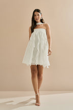 Vestido Corto de Chiffon con Volantes en Cascada y Escote Recto con Chal - Alma Off White