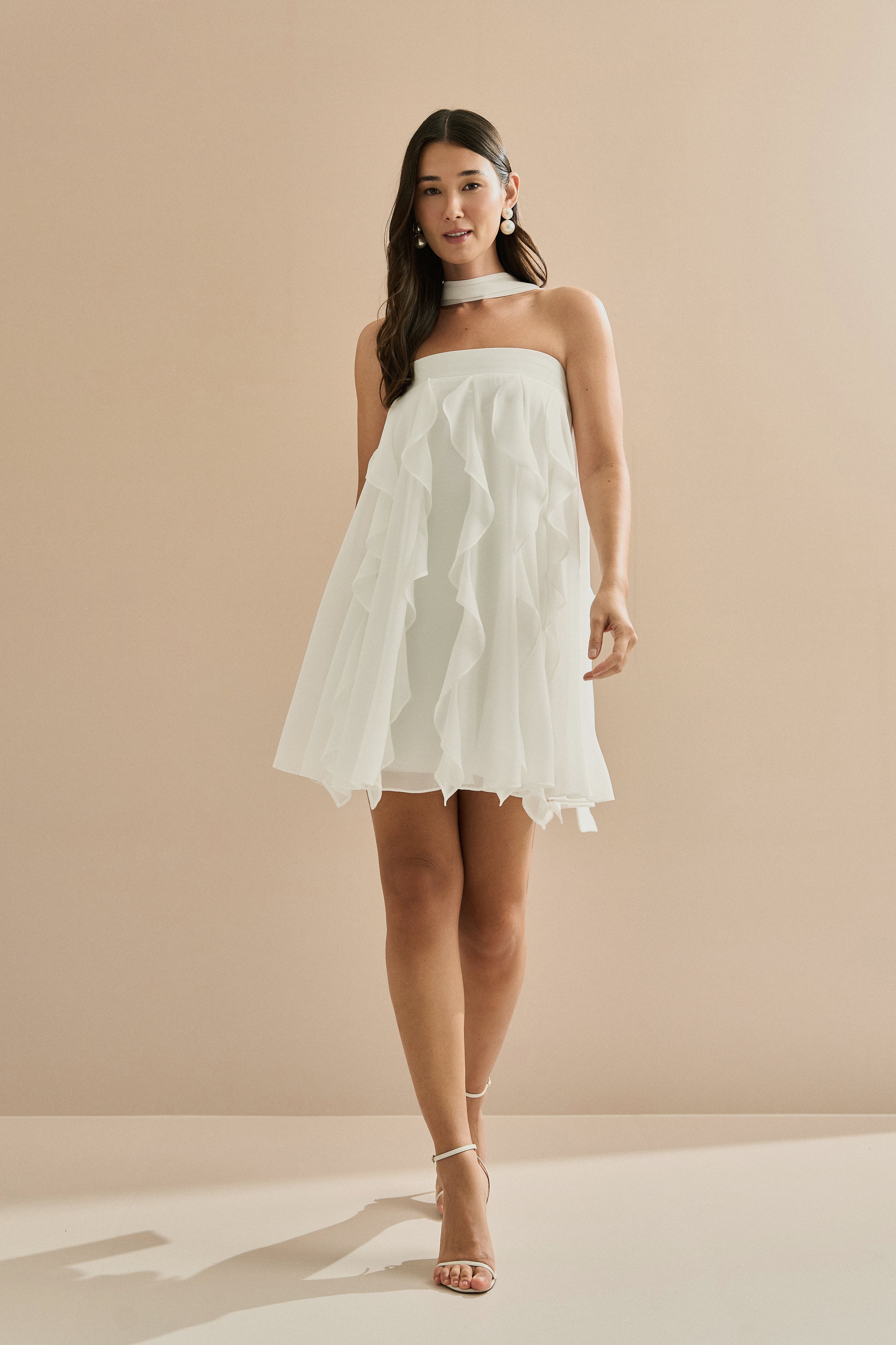 Vestido Corto de Chiffon con Volantes en Cascada y Escote Recto con Chal - Alma Off White